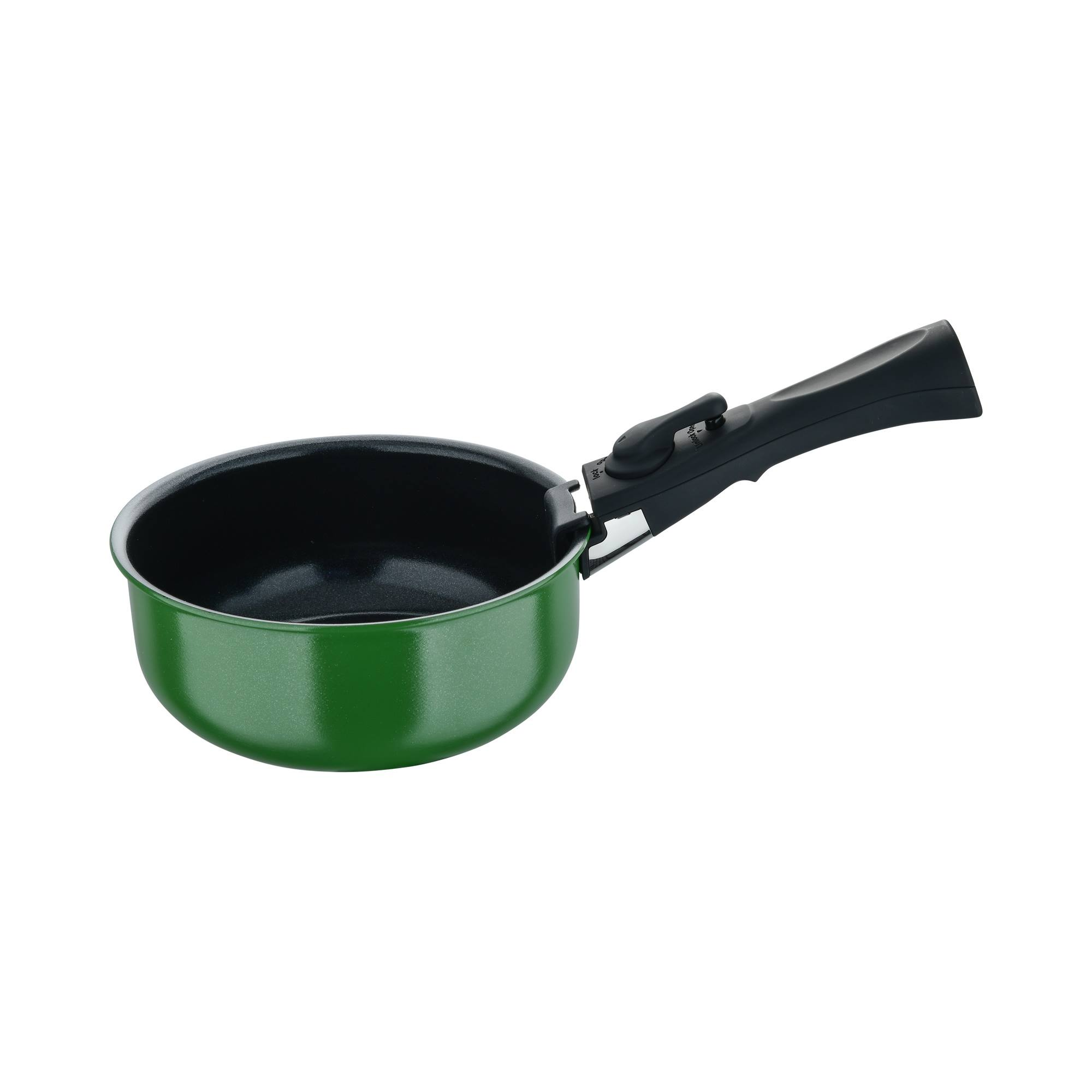 Una cacerola verde con asa negra sobre fondo blanco. El interior de la sartén es negro.