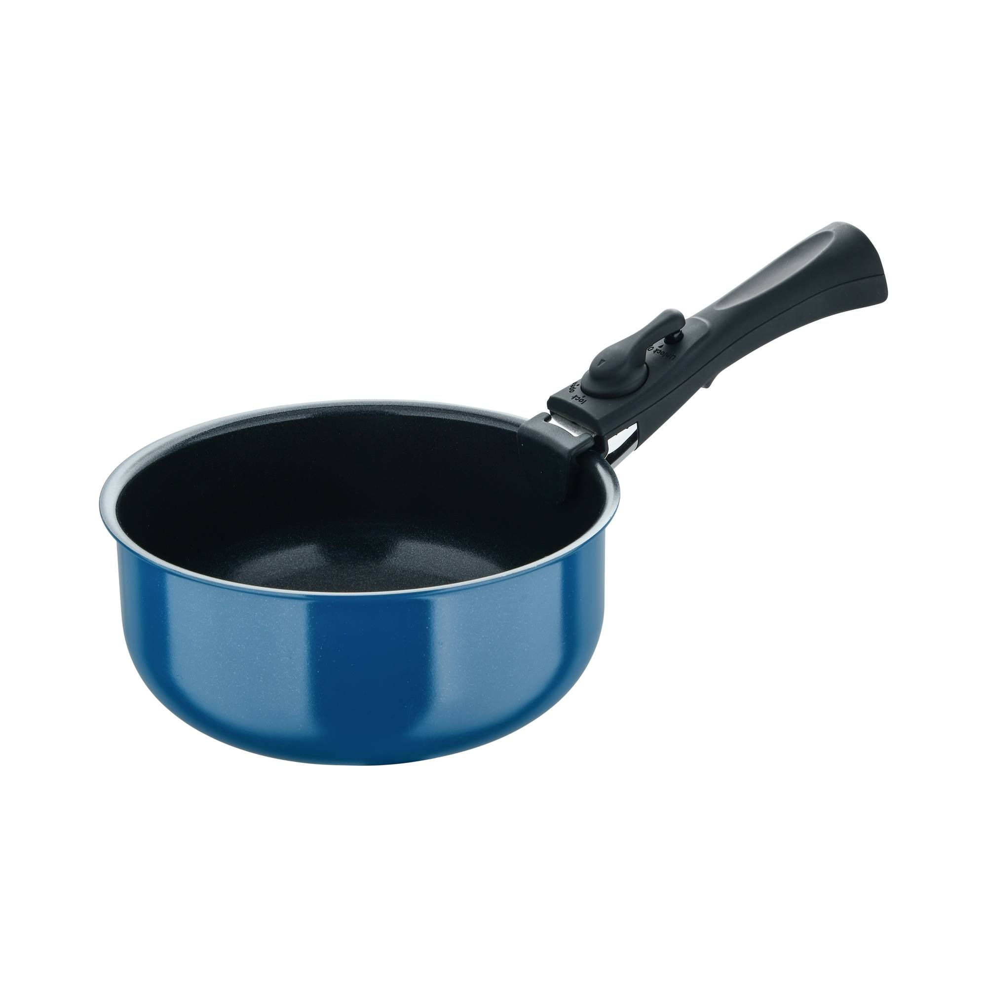 Una cacerola azul con mango negro sobre fondo blanco. La sartén está vacía y el mango está en ángulo.