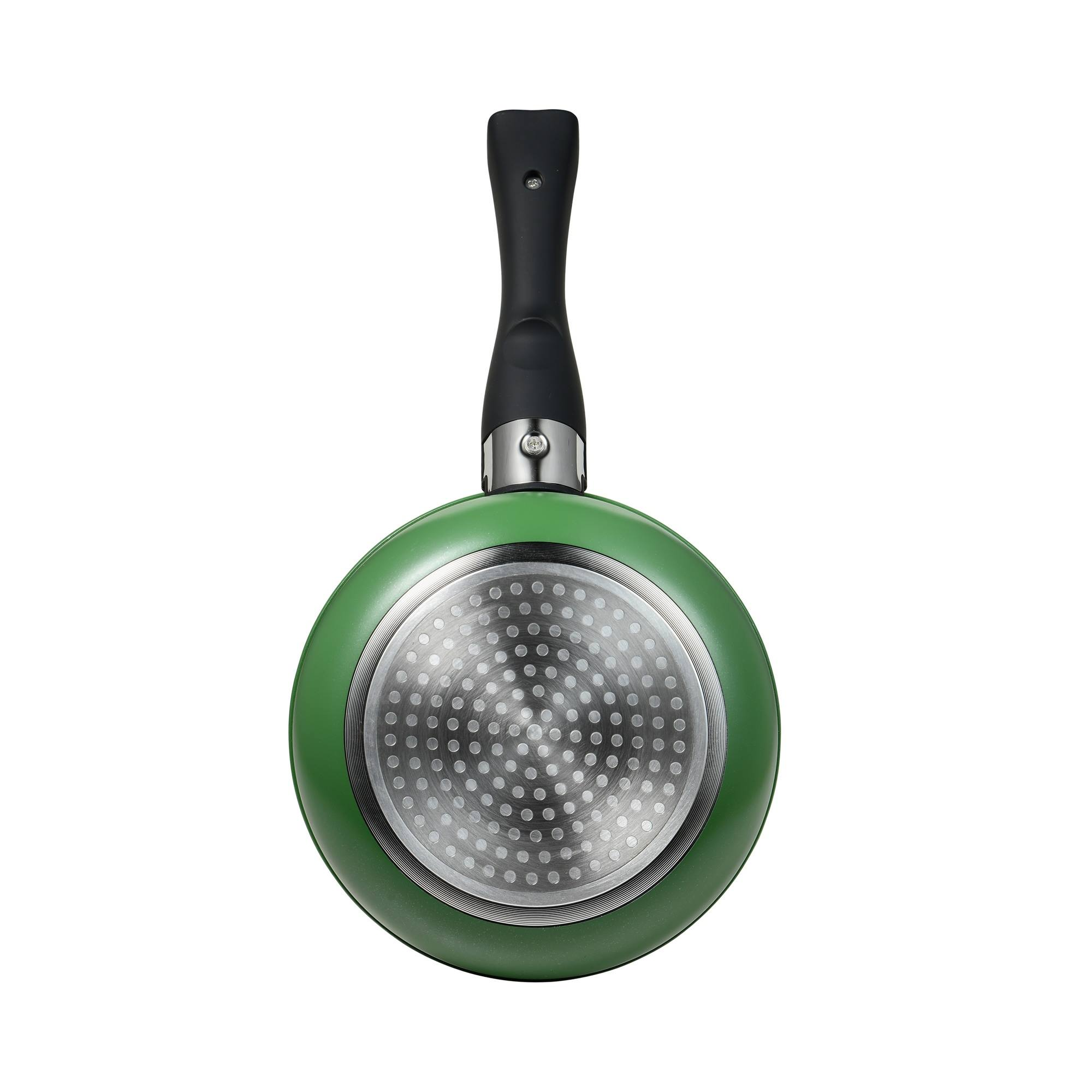 Sartén verde, mango negro. La vista inferior muestra una superficie plateada y texturizada con muchos puntos pequeños.