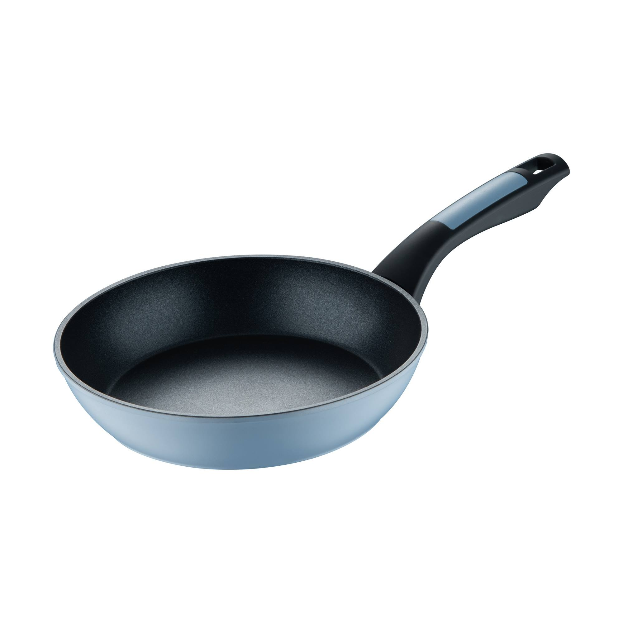 Una sartén azul claro con mango negro. Está sobre un fondo blanco. El interior de la sartén es gris oscuro.