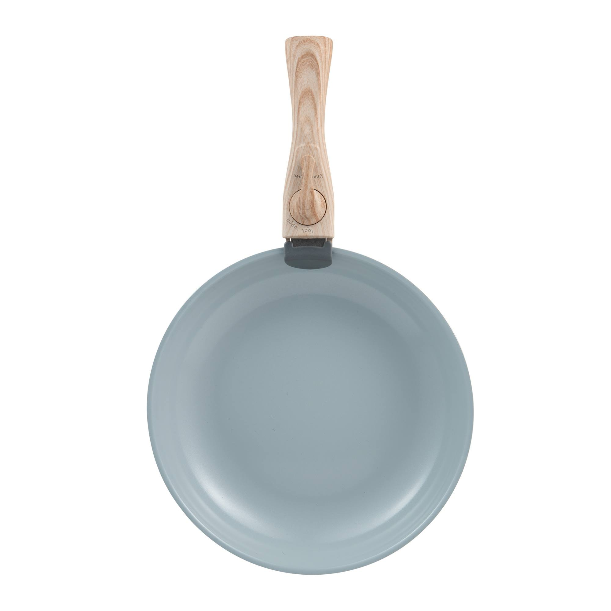 Una sartén azul claro con mango de madera centrada sobre fondo blanco, mango hacia arriba.
