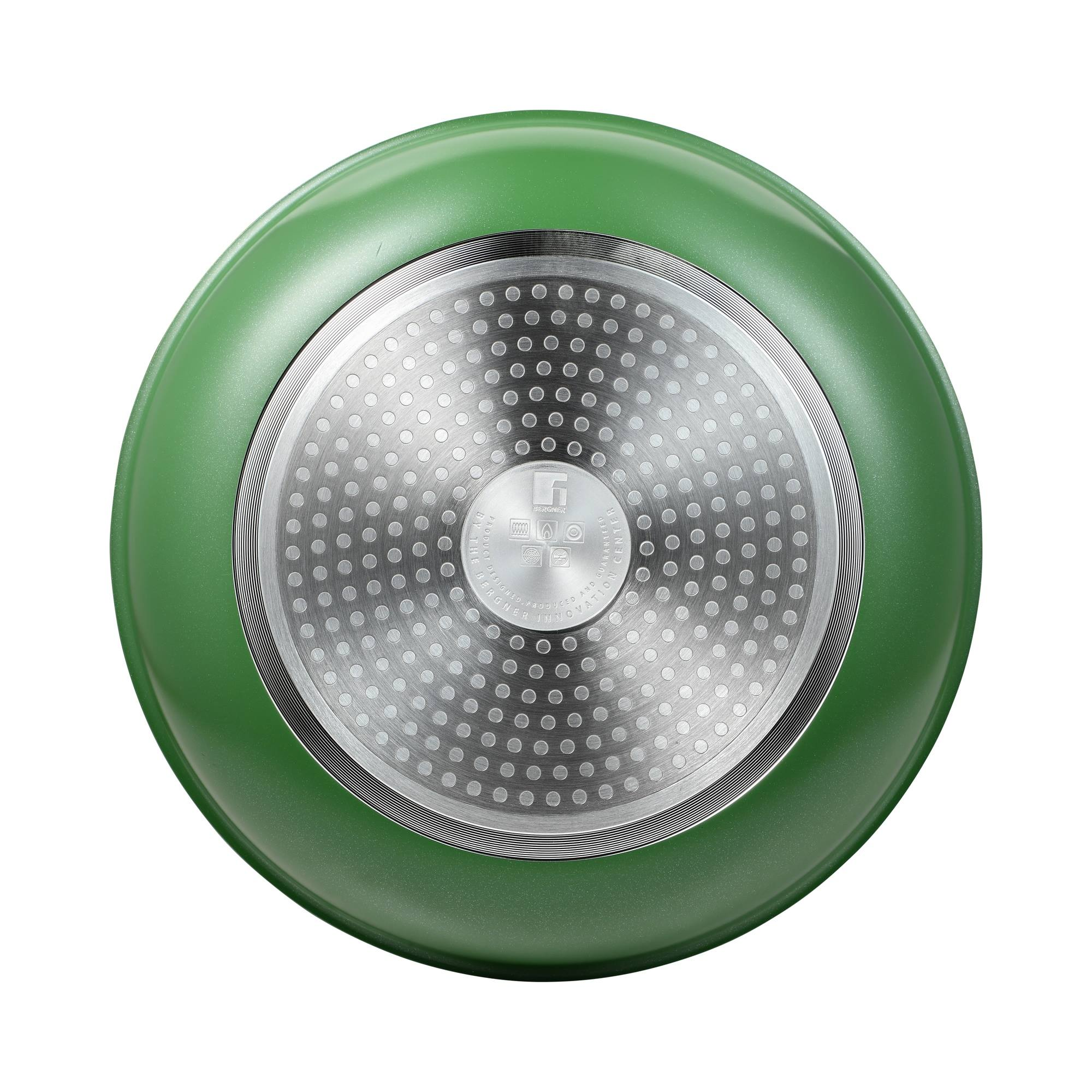Parte inferior de sartén verde. La base es plateada con un patrón de puntos y un logotipo. El borde es verde.