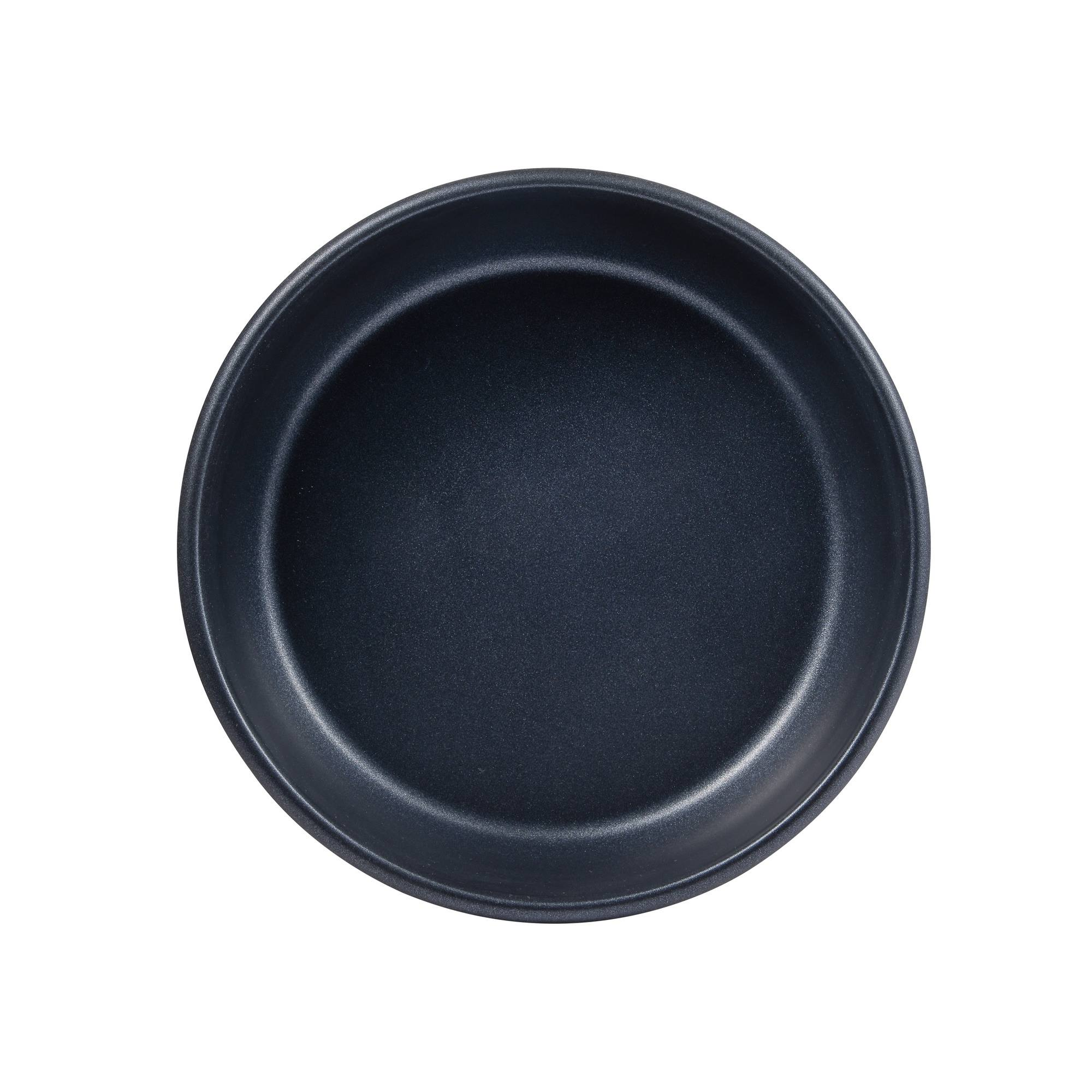 Una bandeja para hornear redonda de color azul oscuro sobre un fondo blanco. La sartén está vacía, con una superficie lisa y antiadherente.