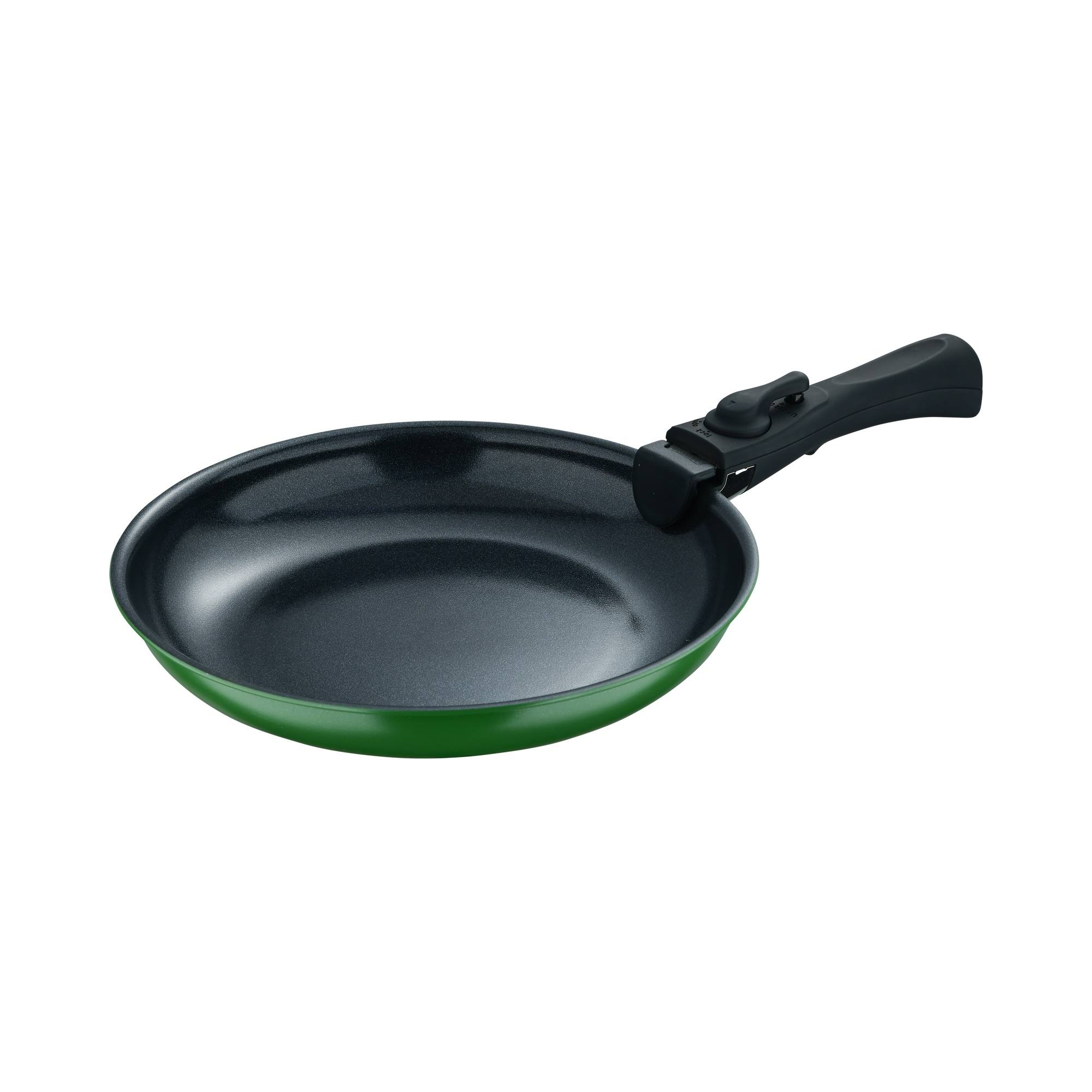 Una sartén verde con interior y mango negros, sobre un fondo blanco.