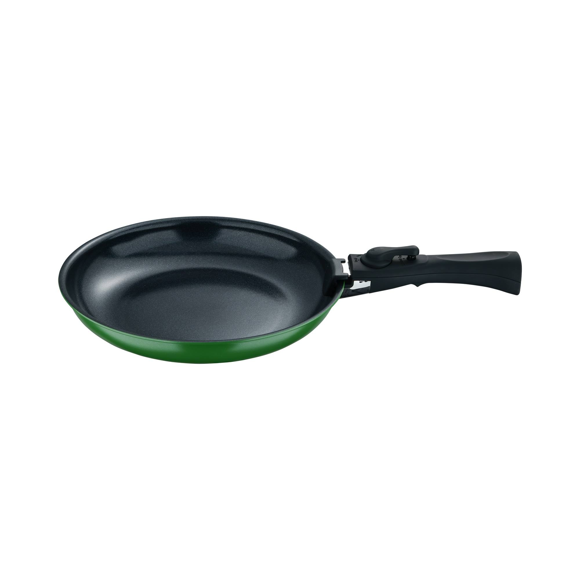 Una sartén verde con interior y mango negros, sobre un fondo blanco.