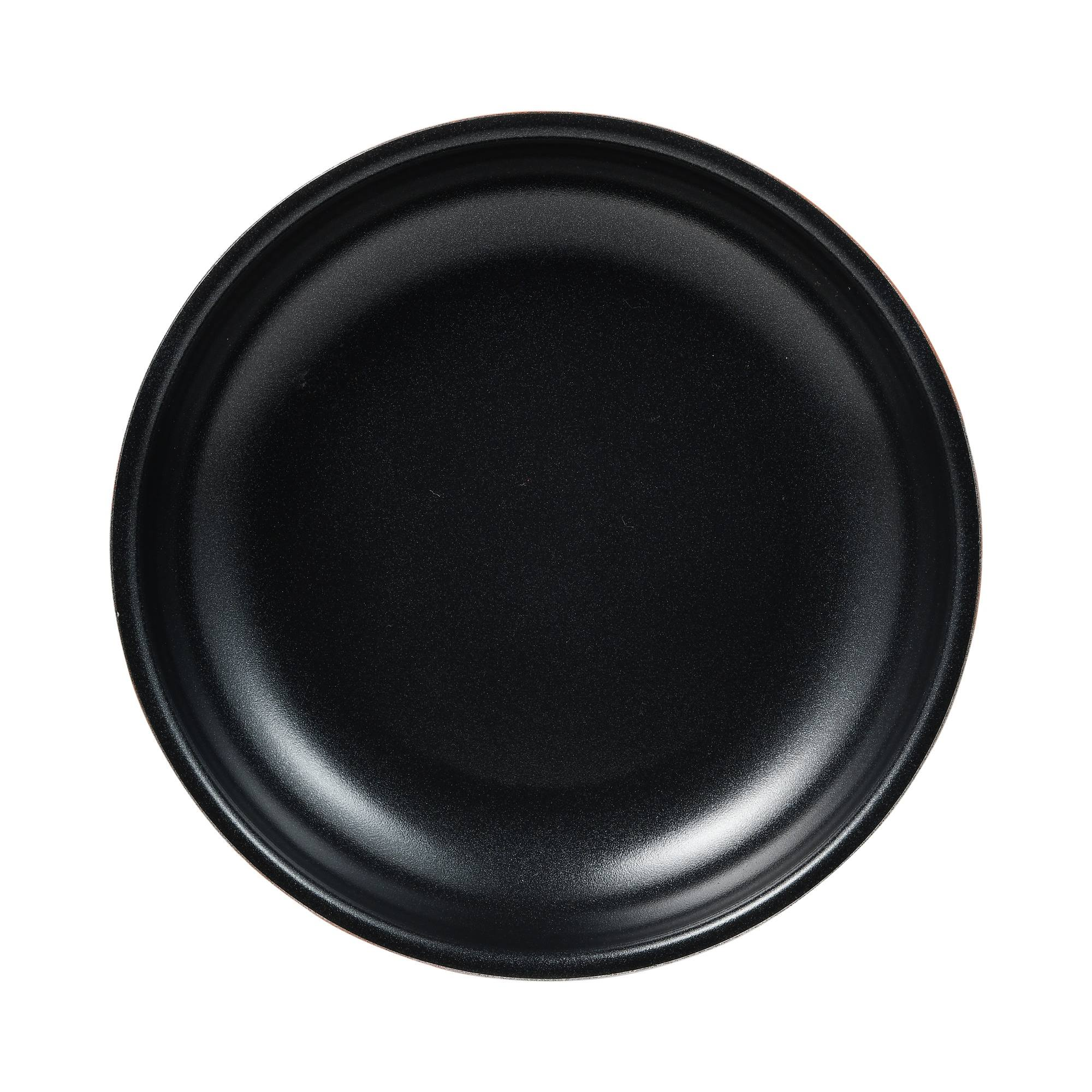 Un plato negro y redondo está centrado sobre un fondo blanco. El plato está vacío y tiene un borde ligeramente elevado.