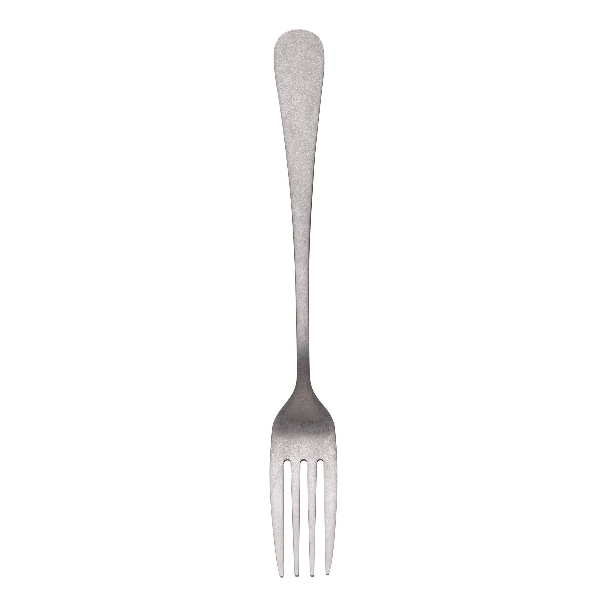 Un tenedor de metal con superficie texturizada, púas hacia abajo, sobre fondo blanco.