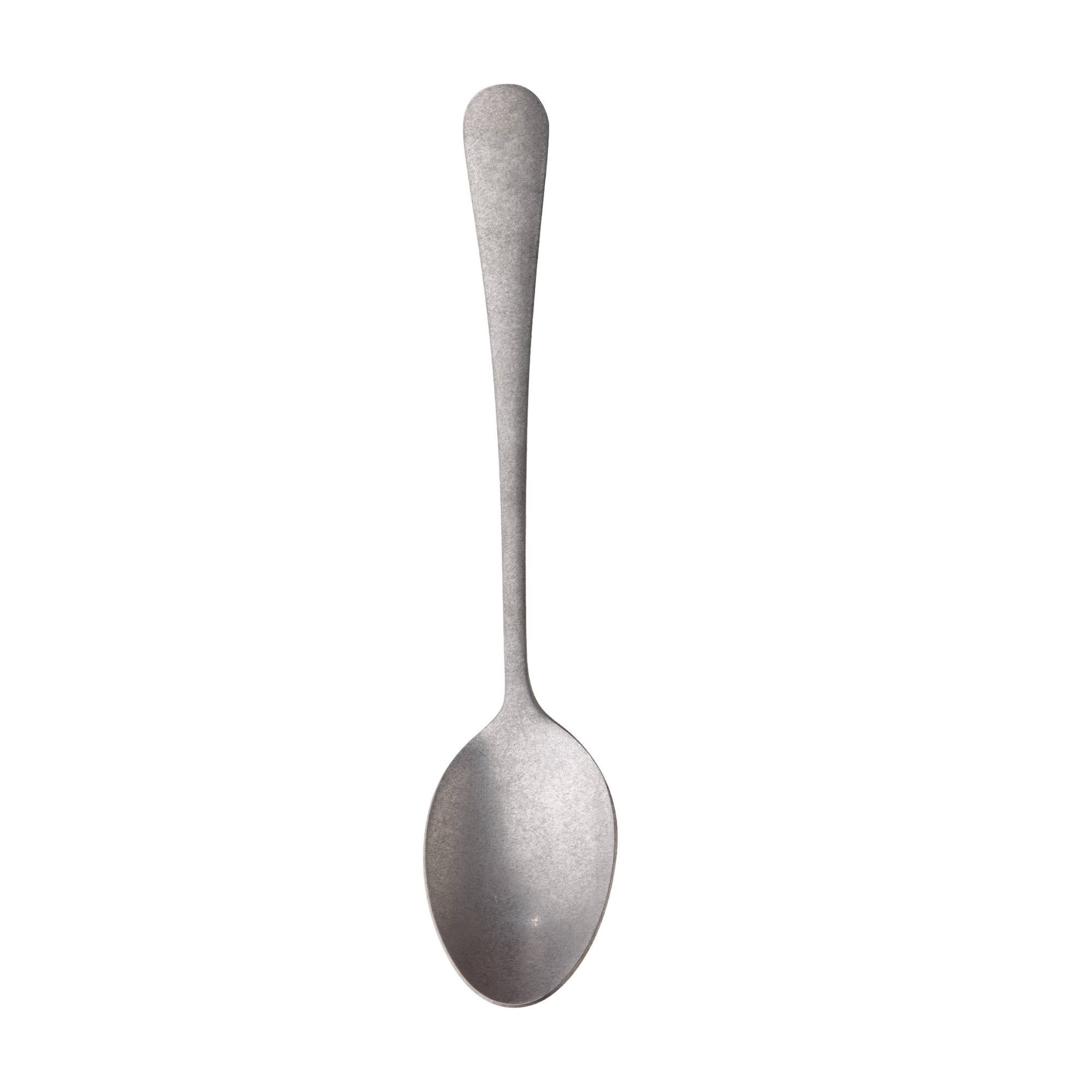 Una cuchara de metal con mango largo y cuenco ovalado, sobre fondo blanco.