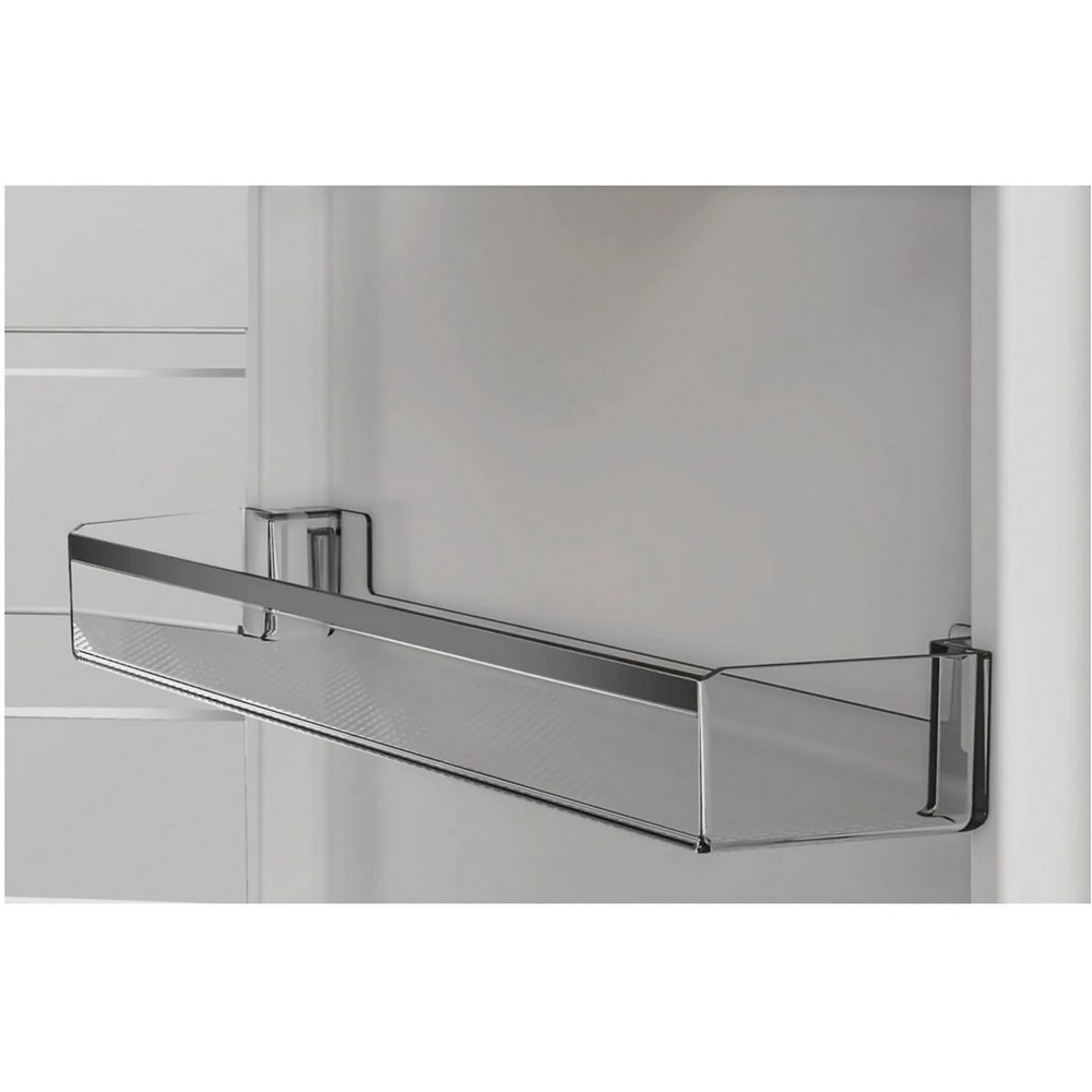 Przezroczysta plastikowa półka lodówki z metalowym wykończeniem. Jest zamontowana na białej ścianie wewnętrznej.