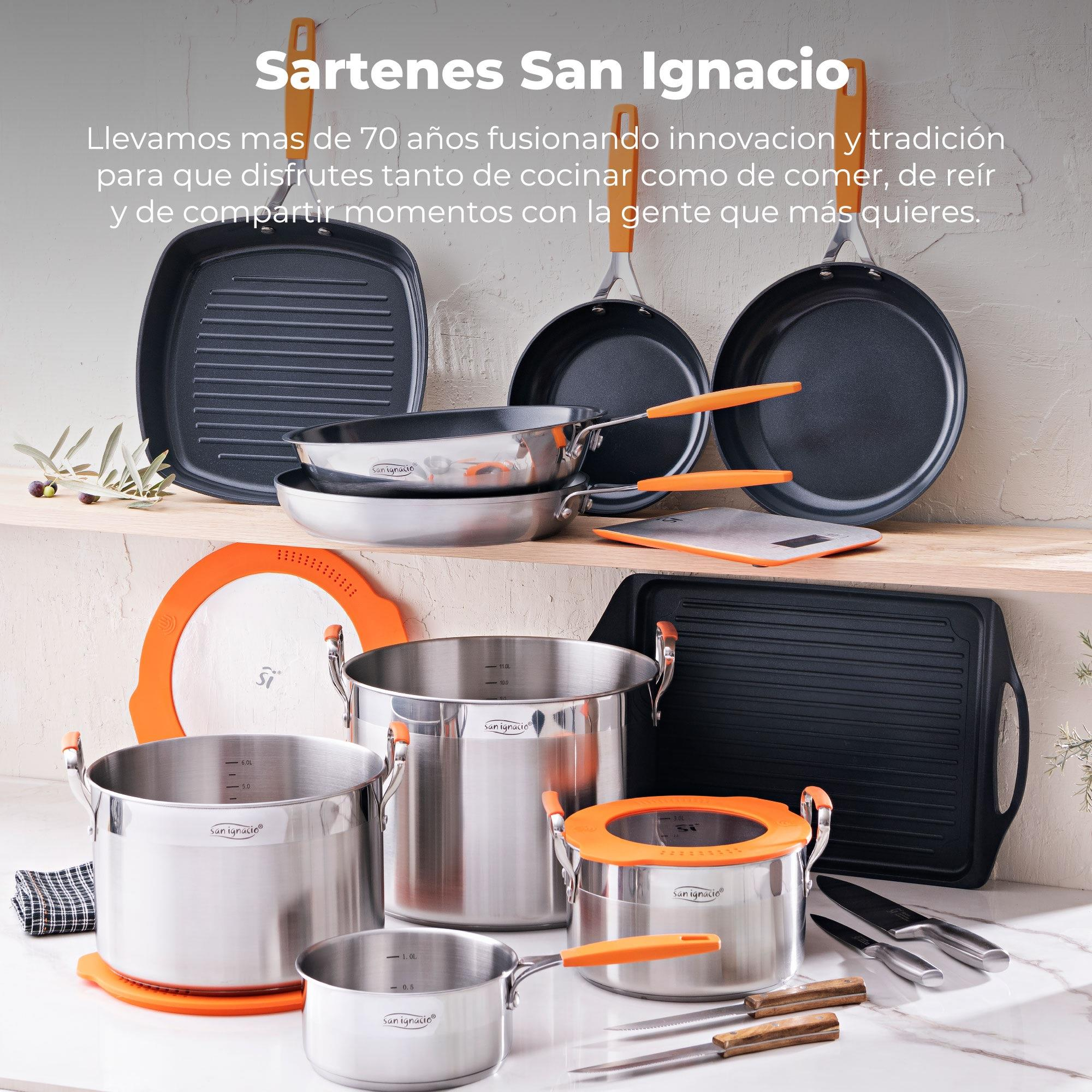 Juego de utensilios de cocina: sartenes, ollas y cuchillos. Incluye detalles en naranja. Acero inoxidable y superficies negras.