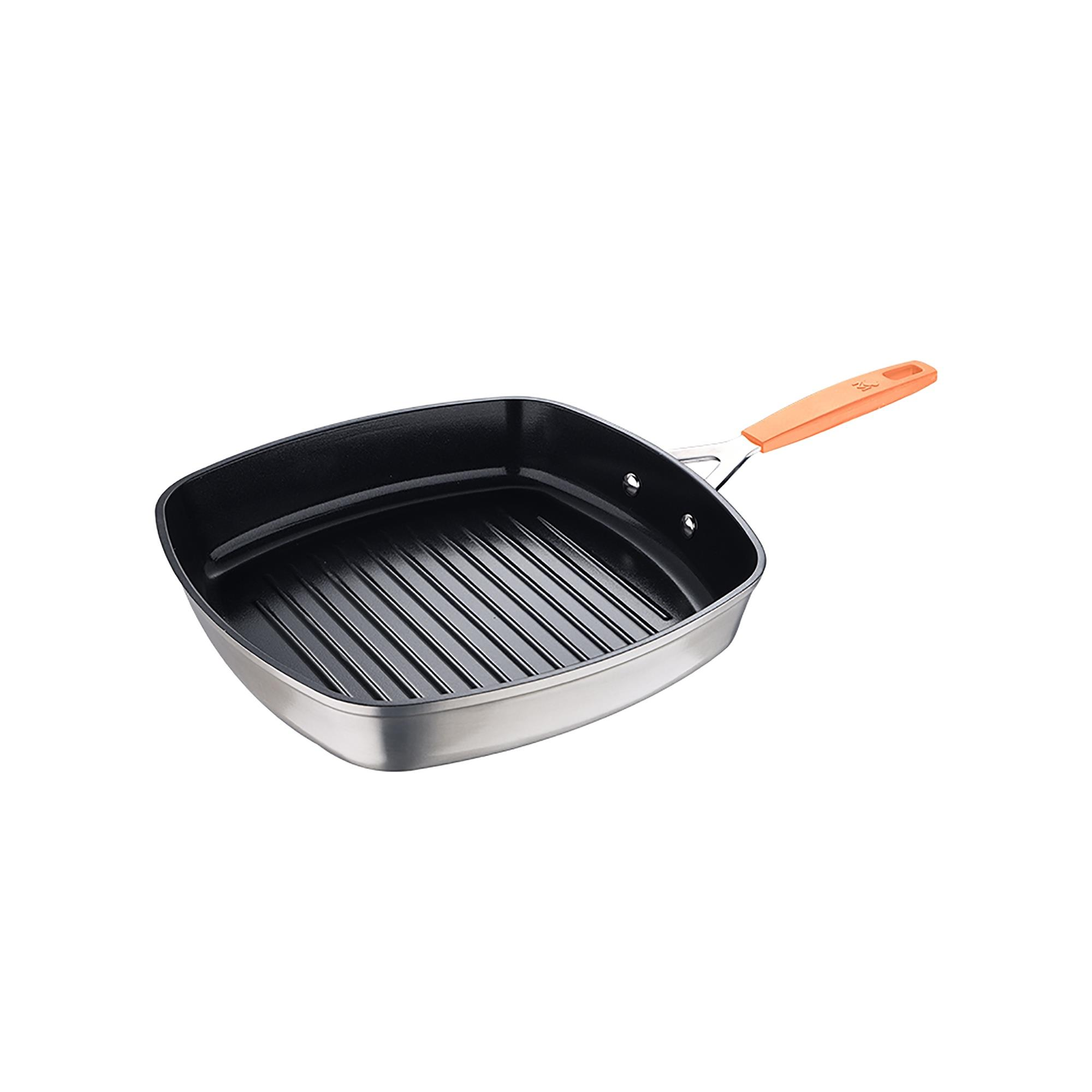 Una sartén de parrilla cuadrada con crestas, lados plateados, interior negro y mango naranja, aislado sobre fondo blanco.