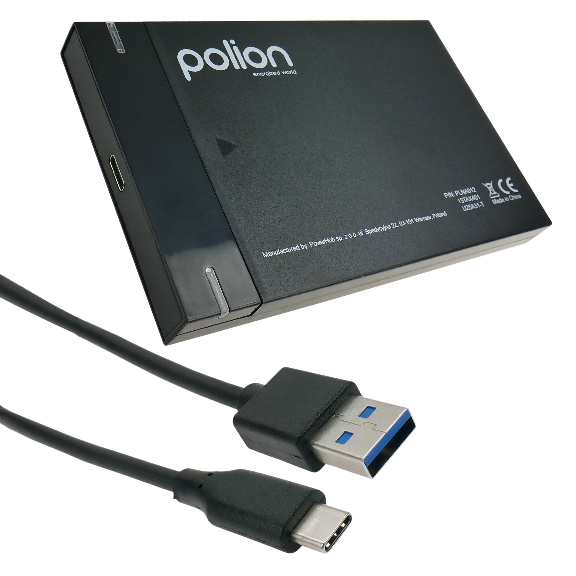 Czarny dysk twardy zewnętrzny Polion z czarnym kablem USB. Dysk twardy posiada logo i informacje o produkcie. Białe tło.