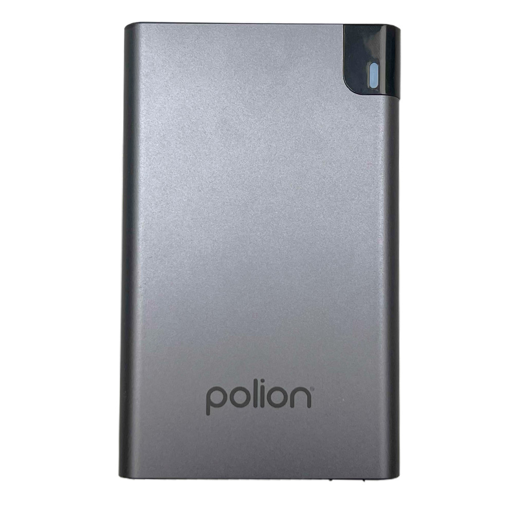 Szary power bank Polion. Ma zaokrąglone krawędzie, małą niebieską lampkę i nazwę marki z przodu.