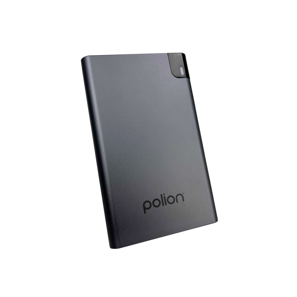 Ciemnoszary power bank z zaokrąglonymi rogami, nazwa marki 'polion' jest wydrukowana na dole. Mały przycisk u góry po prawej.