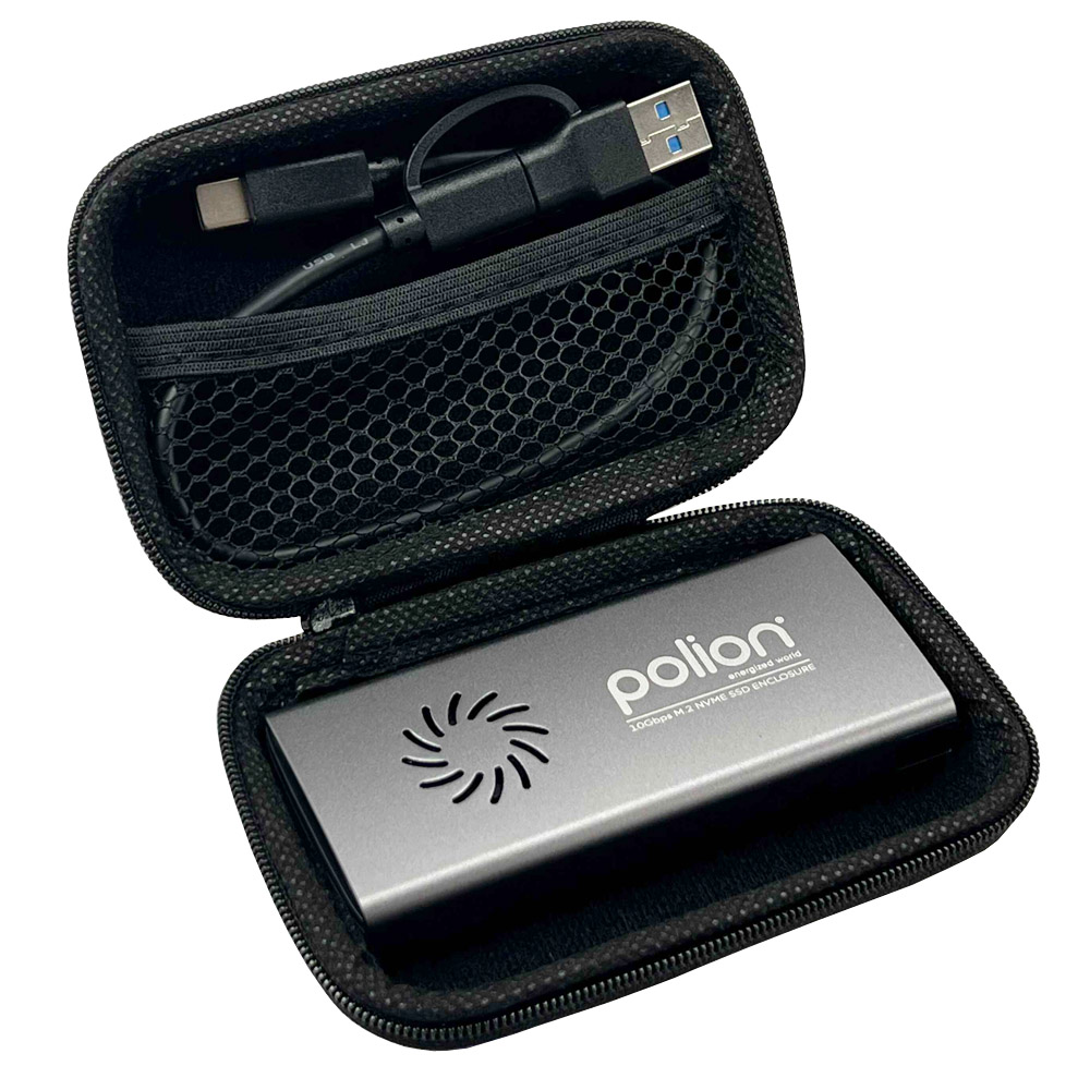 Otwarta czarna obudowa z srebrną obudową SSD, kablem USB i siatkową kieszenią.