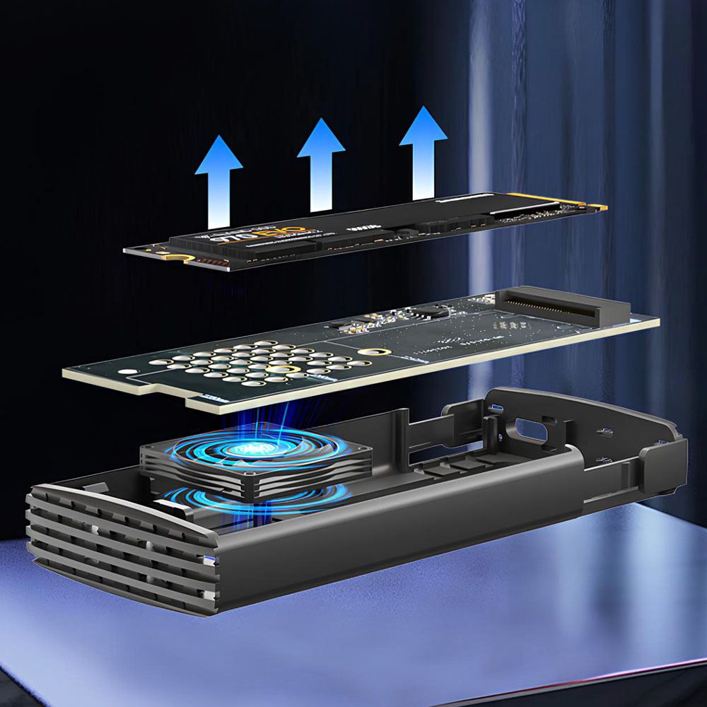 Widok SSD w eksplozji. Strzałki wskazują przepływ powietrza. Elementy: czarna obudowa, płytki obwodów i wentylator.