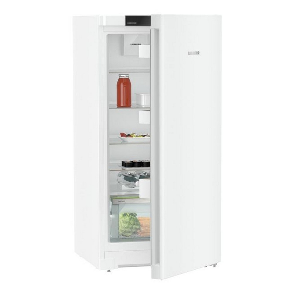 Un frigorifero bianco con la porta aperta. All'interno, c'è un barattolo, del cibo e altri oggetti sugli scaffali.