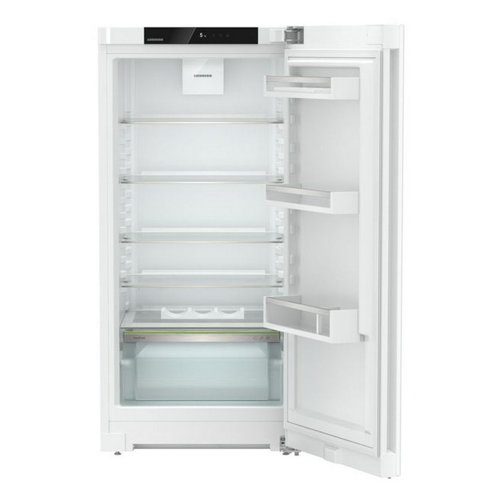 Un frigorifero bianco con la porta aperta. All'interno ci sono ripiani e scomparti. Anche la porta ha dei ripiani. Il frigo è vuoto.