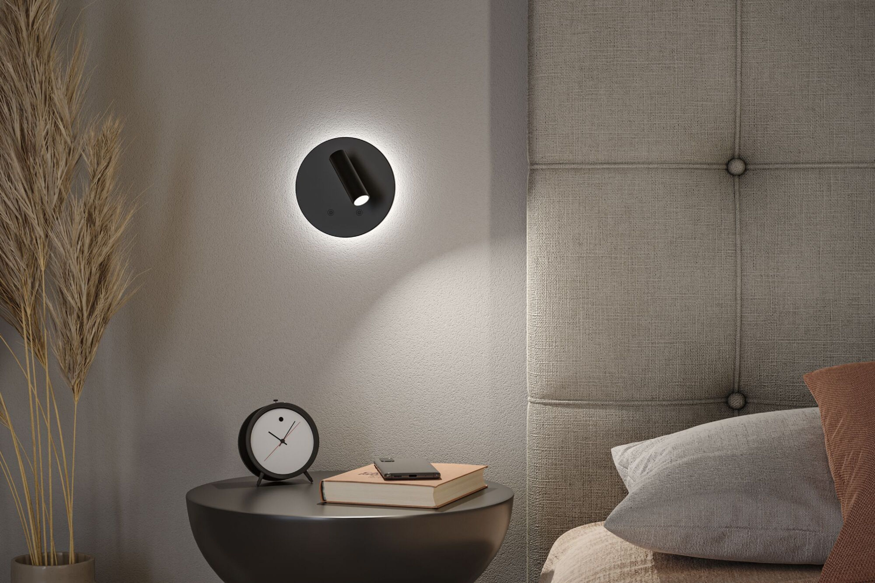 Scena sypialni z stolikiem nocnym, lampą, zegarem, książką i łóżkiem. Wezgłowie jest teksturowane.