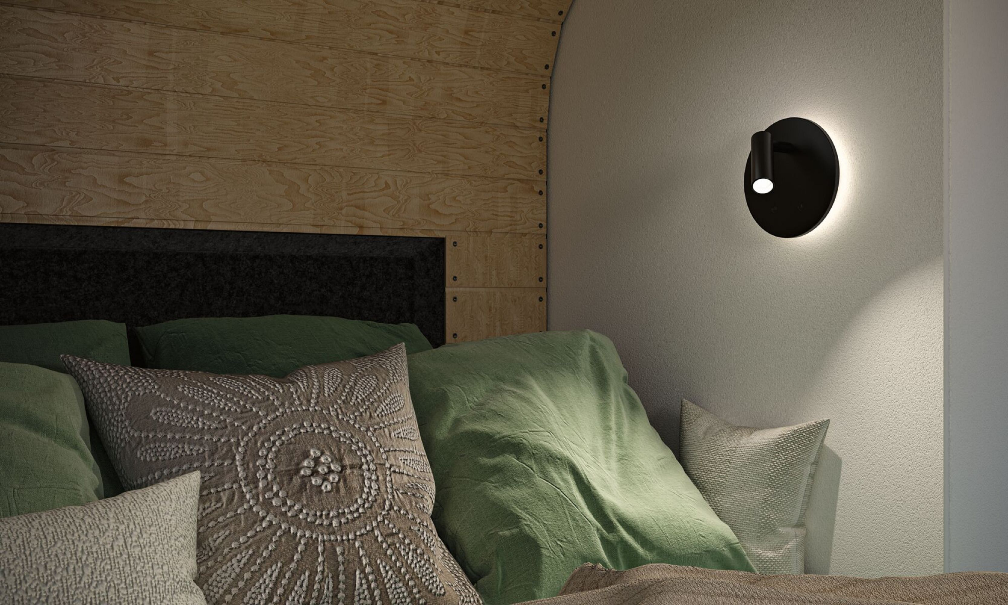 Scena sypialni z poduszkami, drewnianym wezgłowiem i czarną lampą ścienną.