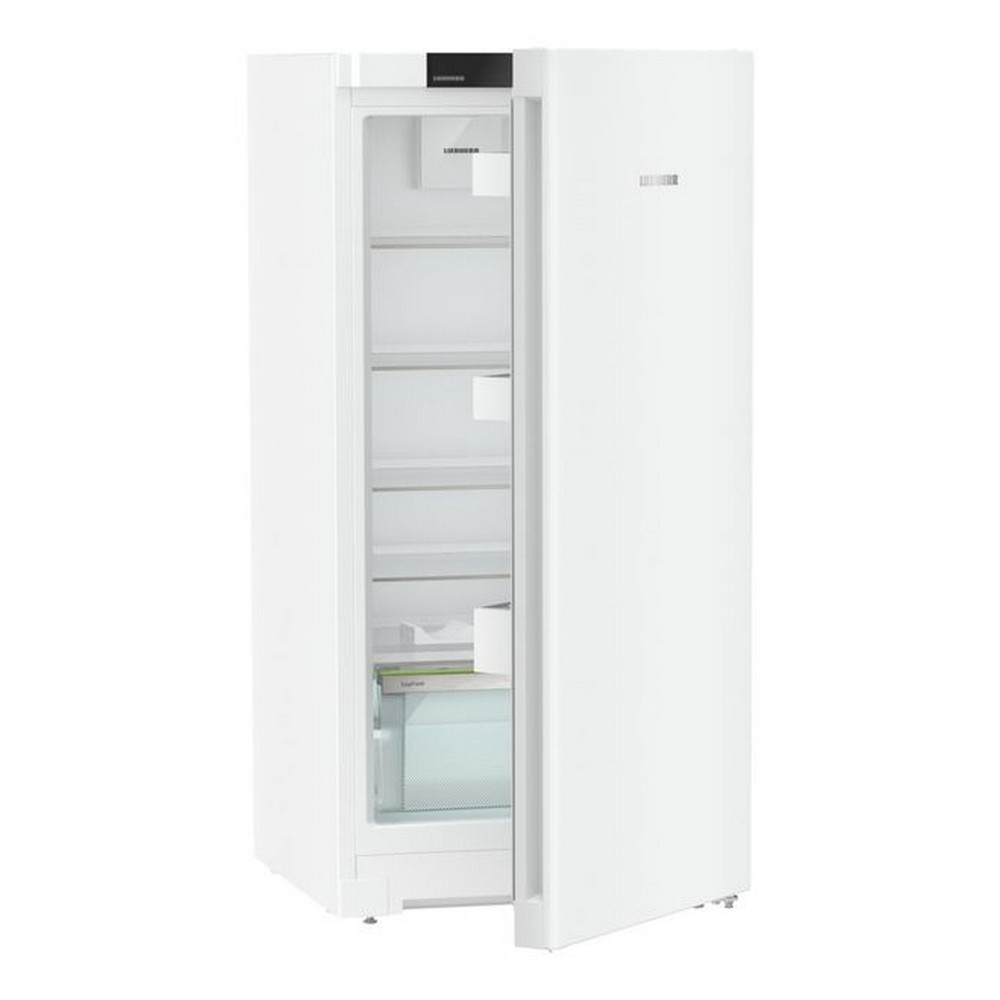 Frigorifero bianco con porta aperta. Ripiani e cassetto visibili. La porta è a destra. Il frigorifero è su sfondo bianco.