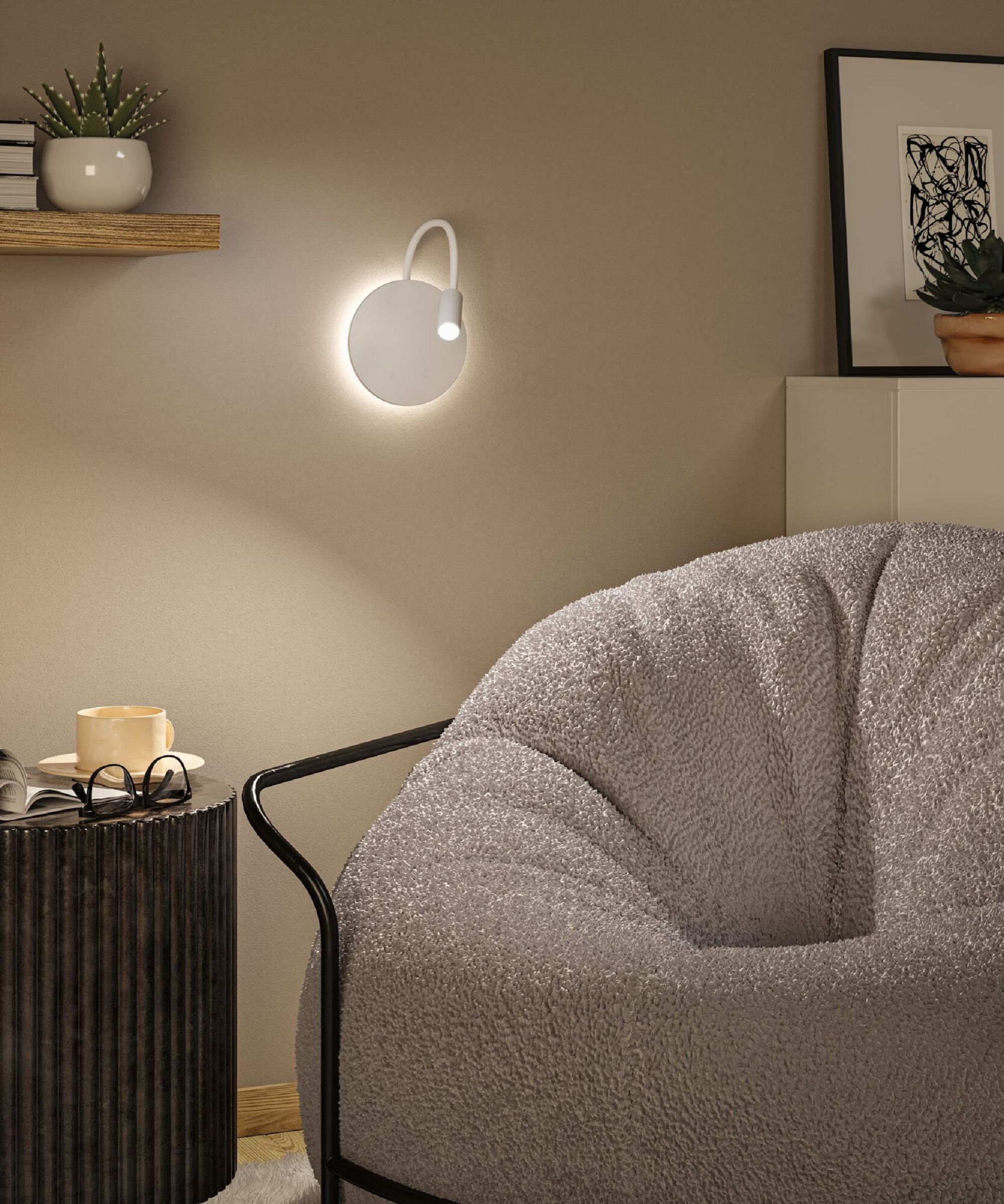 Nowoczesny pokój z szarym workiem sako, stolikiem z kawą i okularami oraz lampą ścienną.