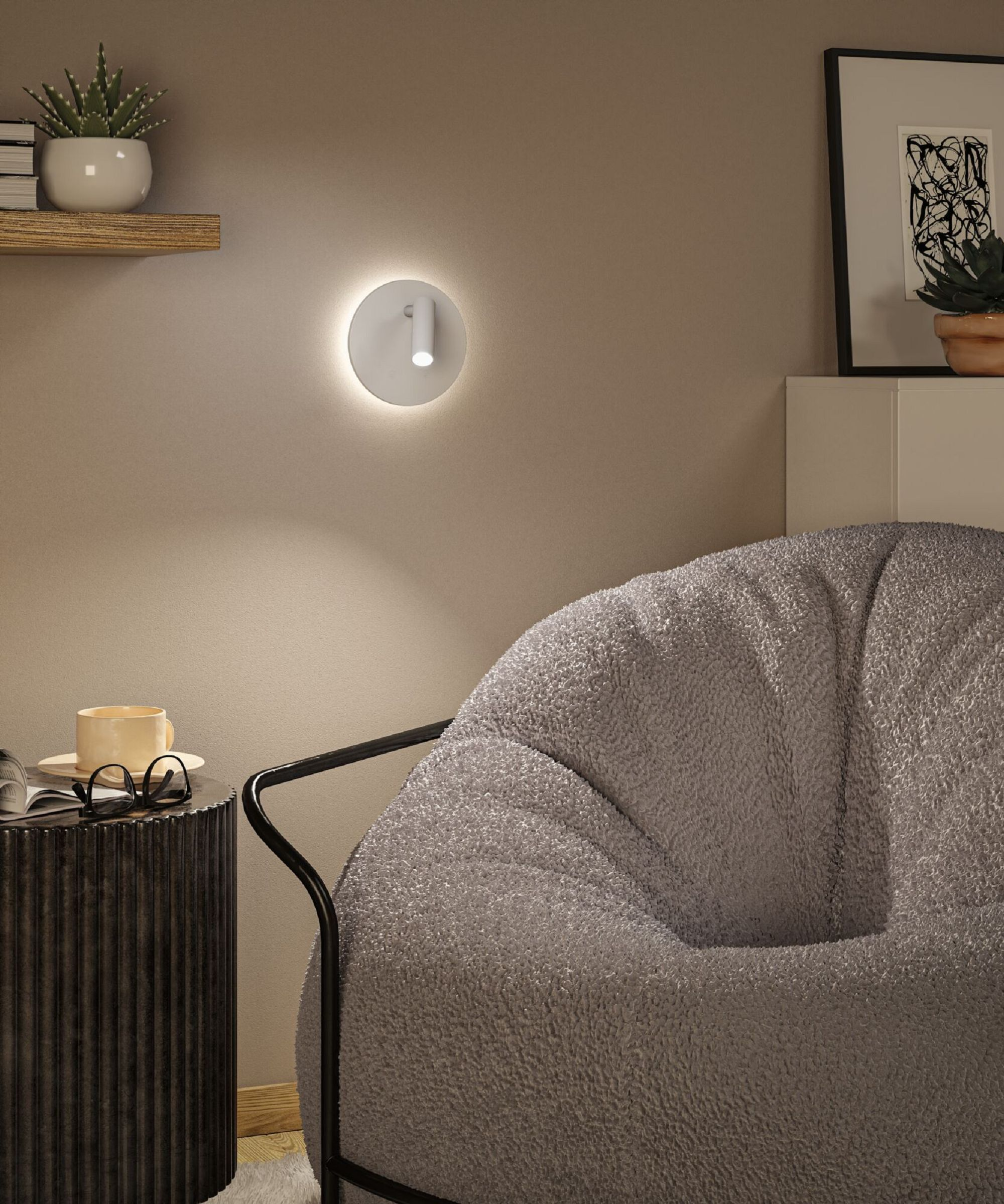 Nowoczesny salon z puszystym fotelem, stolikiem i lampą ścienną. Widoczna jest również roślina i obraz.