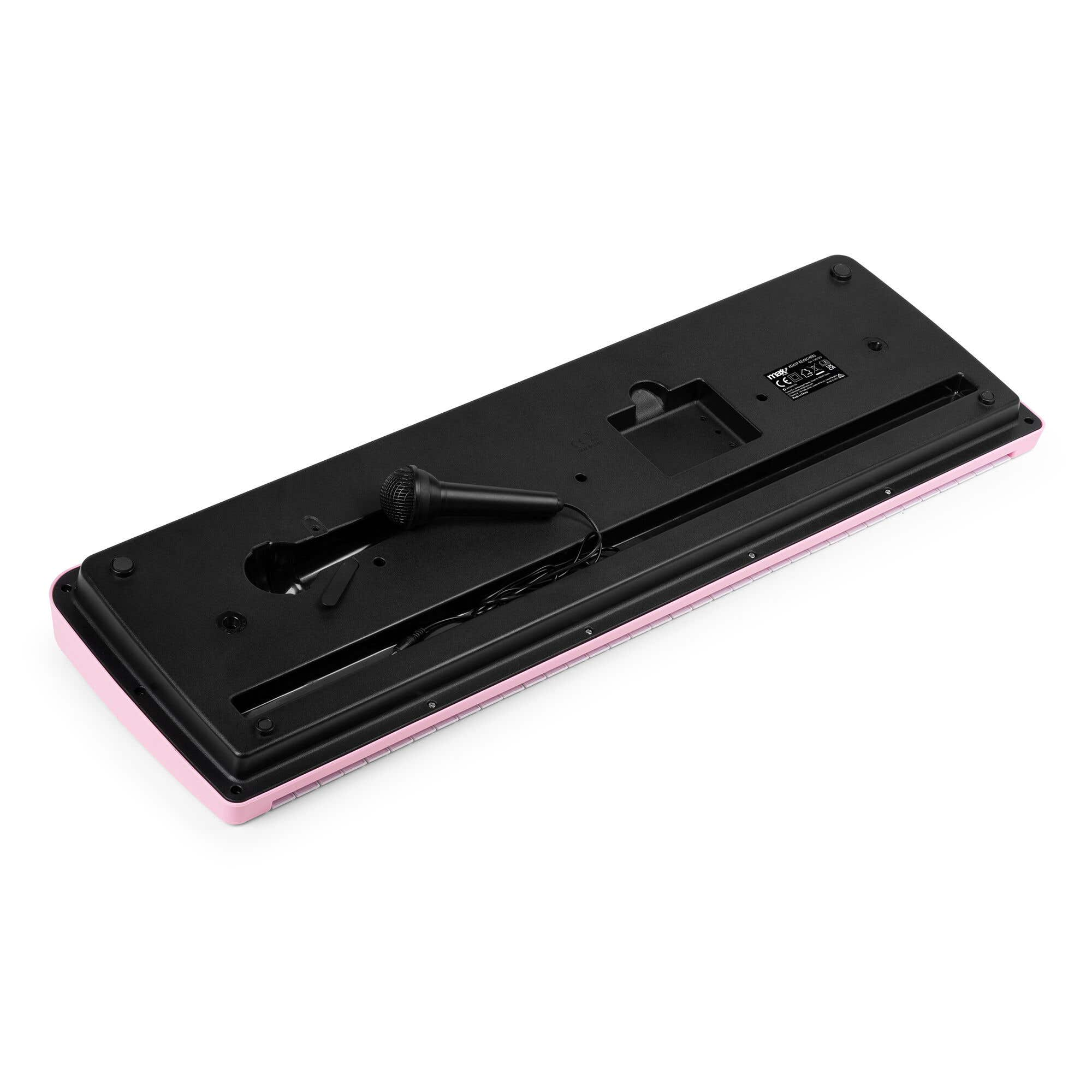 Un teclado rosa y negro con un micrófono. Está sobre una superficie blanca. El micrófono es negro.