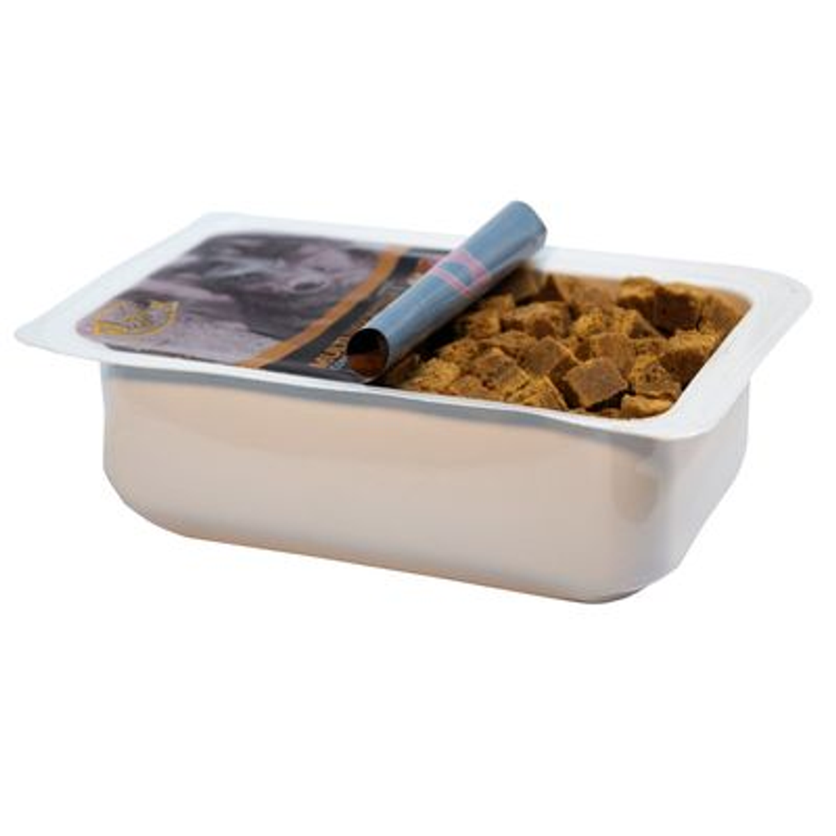 Biały pojemnik zawiera kostki karmy dla psów. Częściowo otwarte opakowanie z zwiniętą tubą na wierzchu. Białe tło.