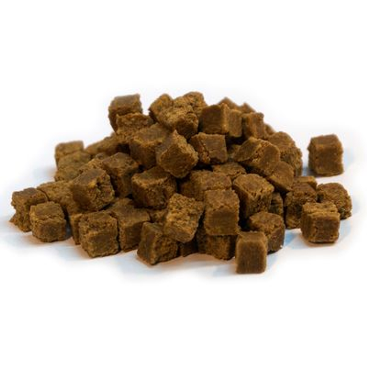 Stos małych, brązowych, kwadratowych kawałków jedzenia na białym tle. Wydają się suche i teksturowane.