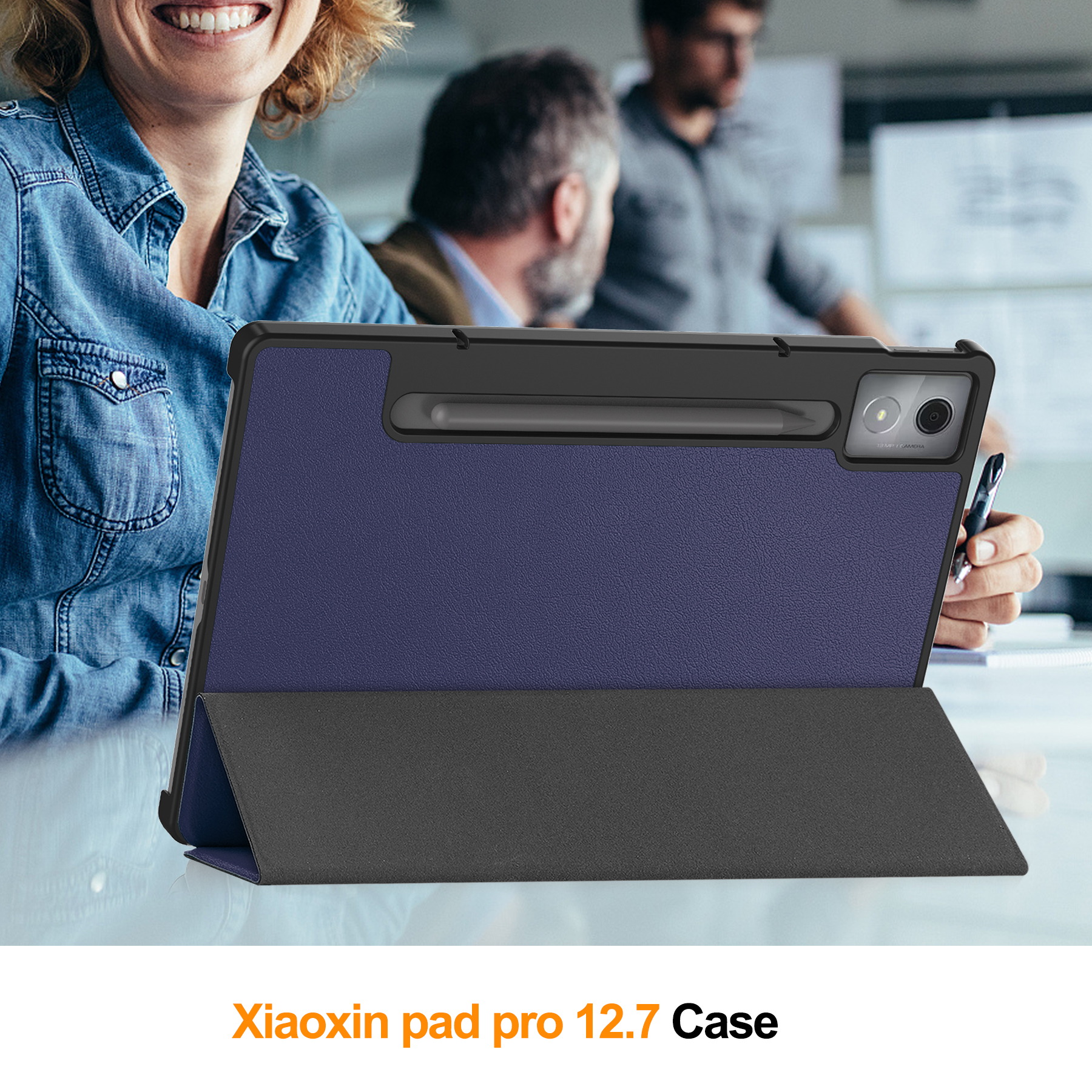 Tablet in custodia, blu scuro e nero. Persone sullo sfondo. Donna sorridente con camicia di jeans a sinistra.