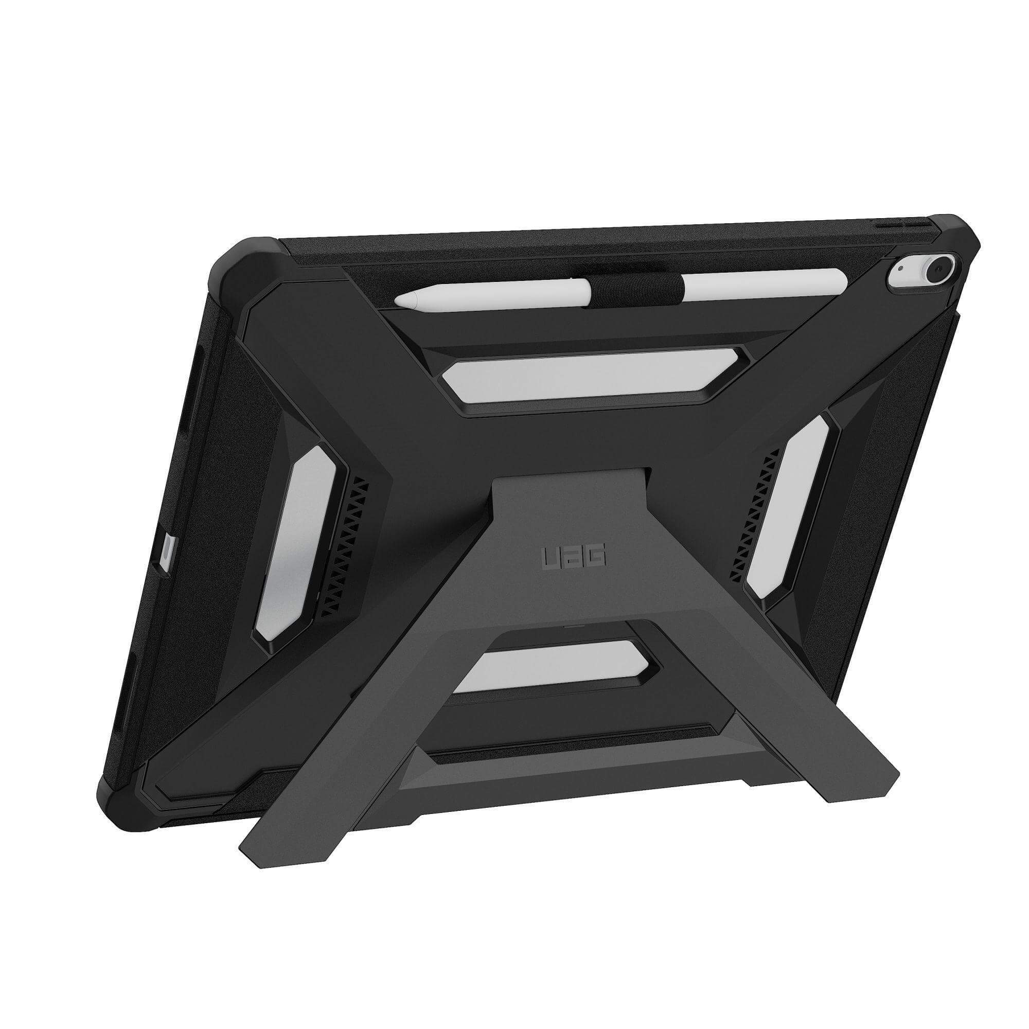 Czarny futerał na tablet ze stojakiem. Dołączony biały rysik. Etui ma logo UAG i srebrne akcenty.