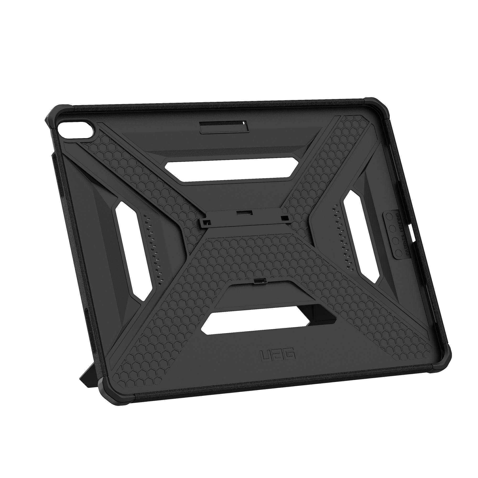Czarne etui na tablet z geometrycznym wzorem, logo UAG i podpórką. Sześciokątny wzór, otwarty design i białe tło.