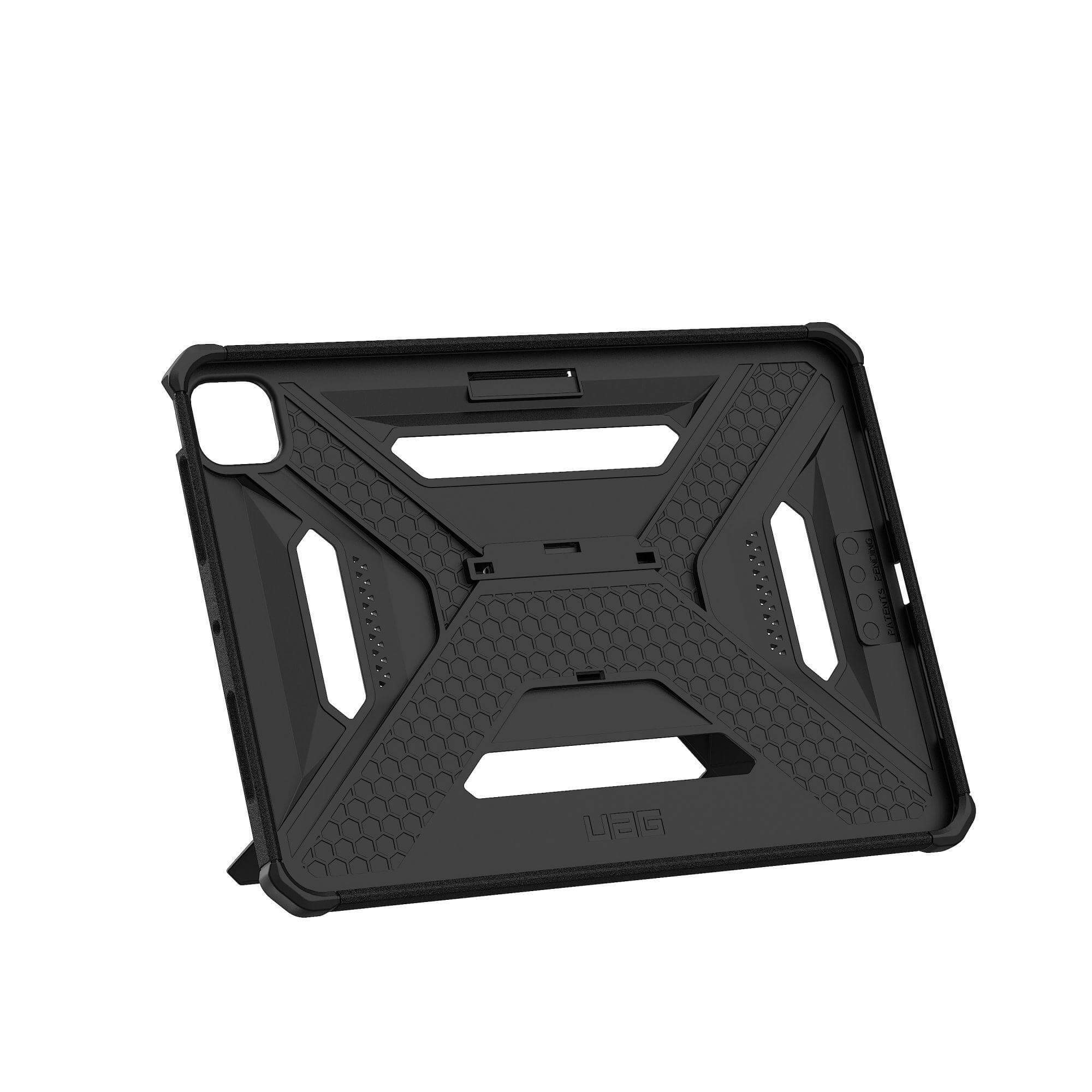 Czarne etui na tablet z geometrycznym wzorem i logo UAG. Posiada teksturę plastra miodu i podpórkę. Widok z boku.