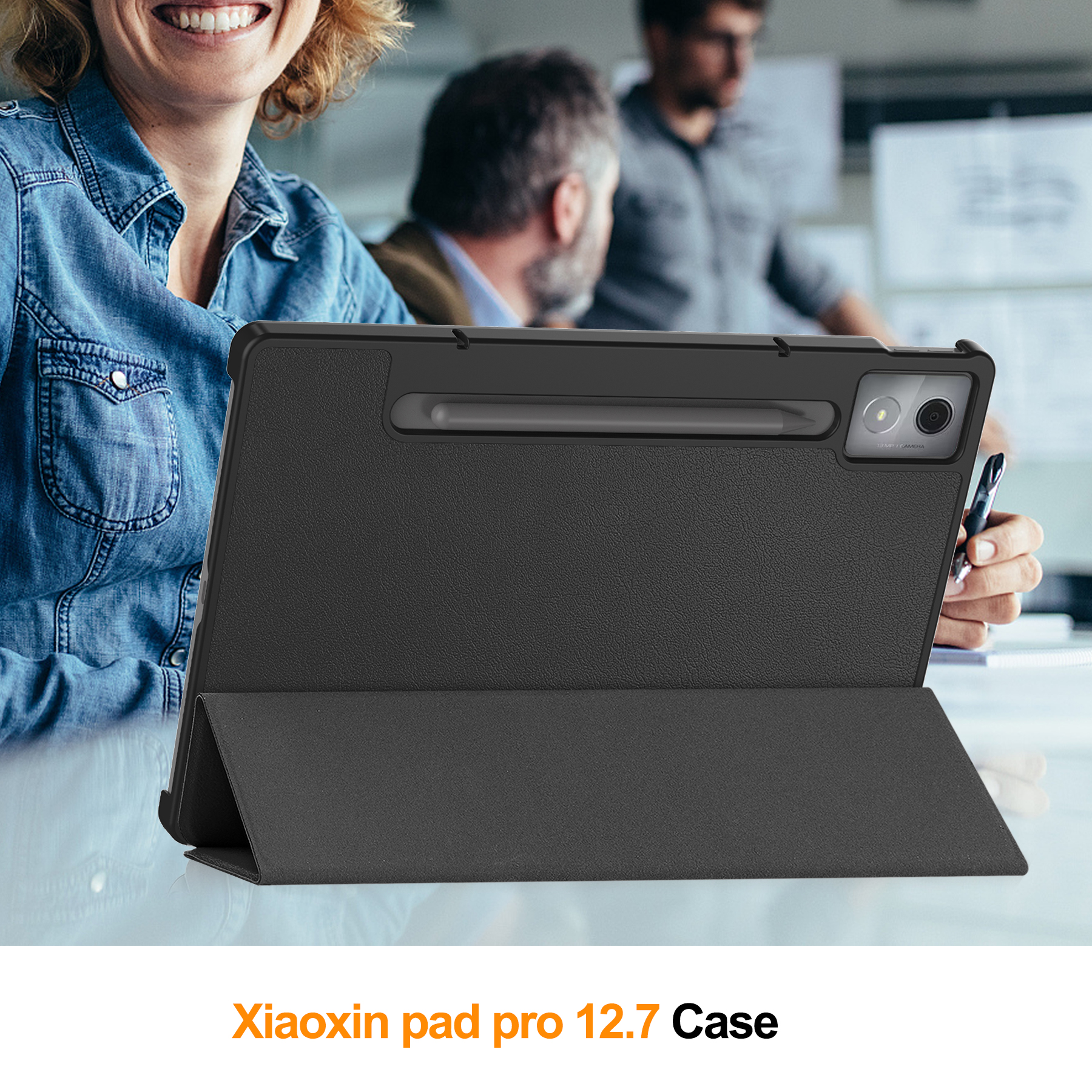 Una custodia nera per tablet con stilo è su un tavolo. Persone sullo sfondo. La custodia è aperta.