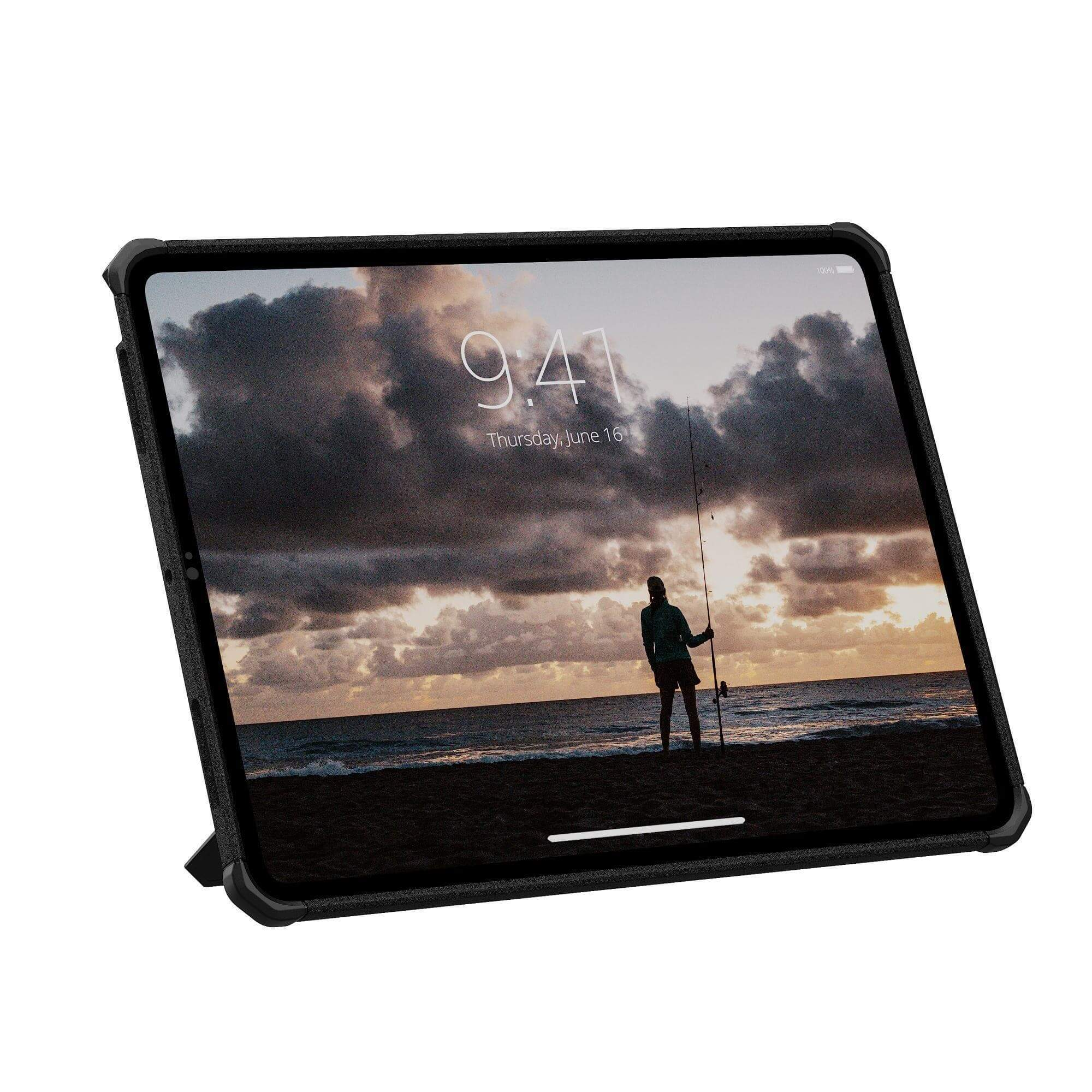 Tablet wyświetlający scenę na plaży z osobą łowiącą ryby. Widoczne są ciemne chmury i godzina 9:41.