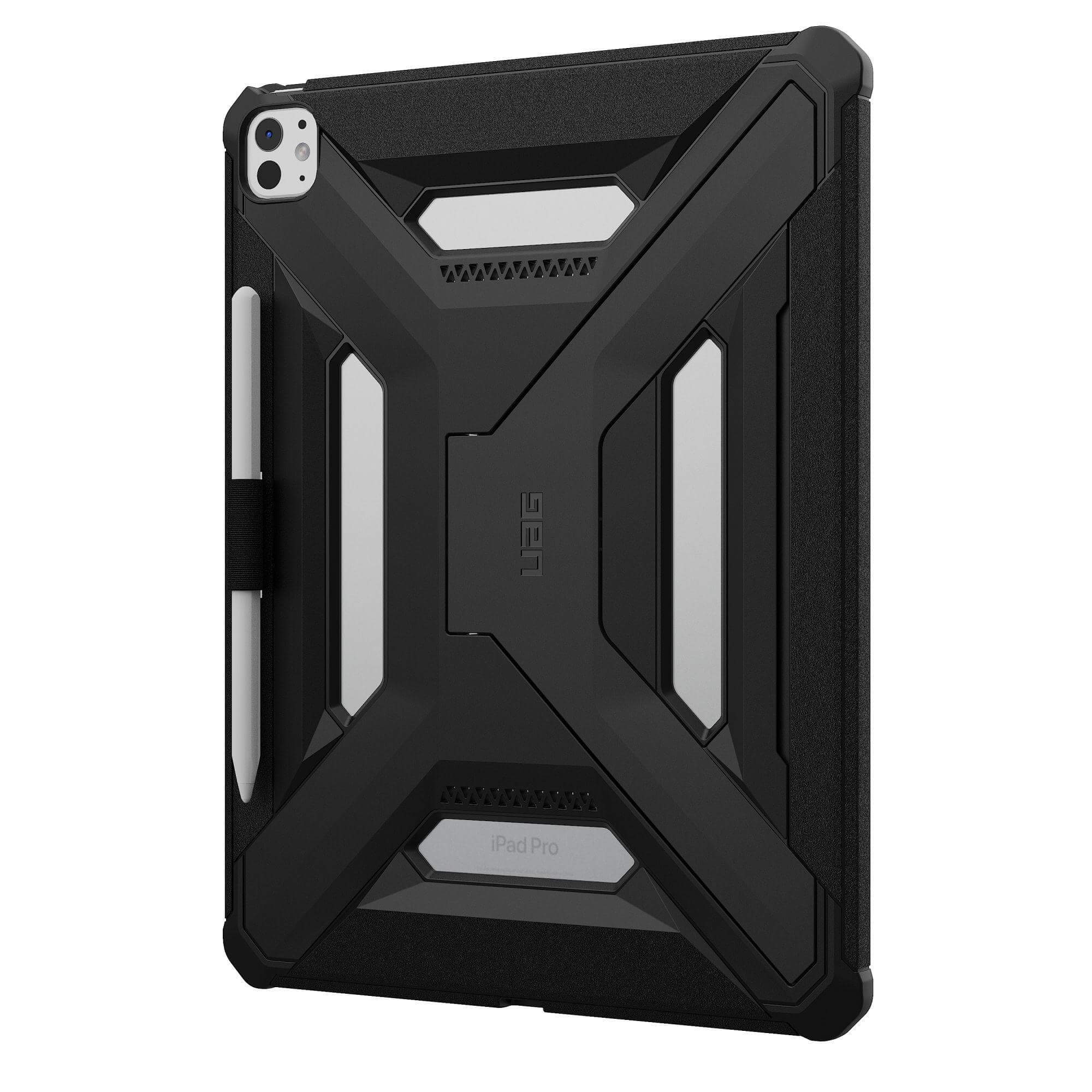 Czarne etui na iPada Pro z rysikiem. Etui jest wytrzymałe ze srebrnymi akcentami i logo UAG.