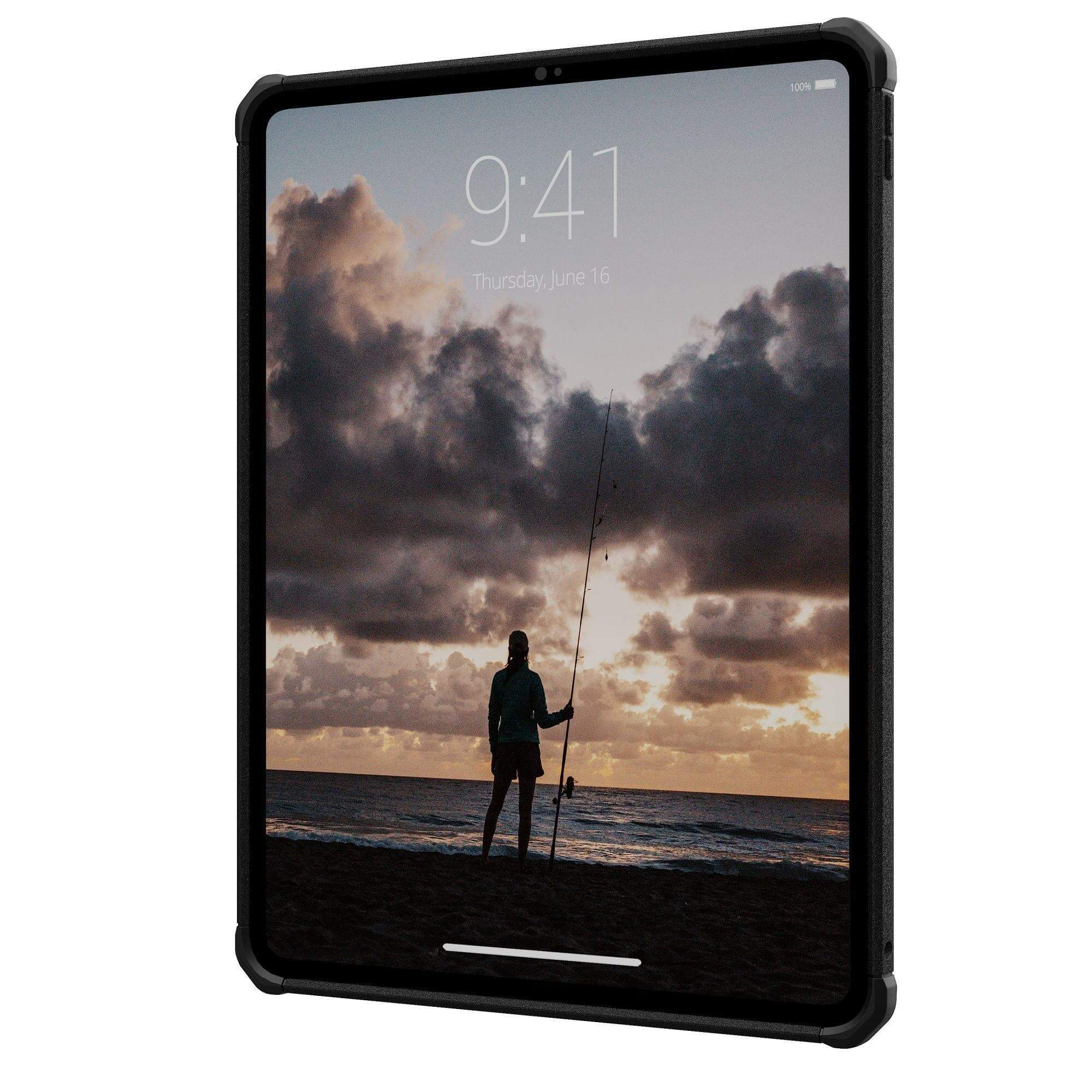 Tablet wyświetlający scenę na plaży z osobą trzymającą wędkę o zachodzie słońca.