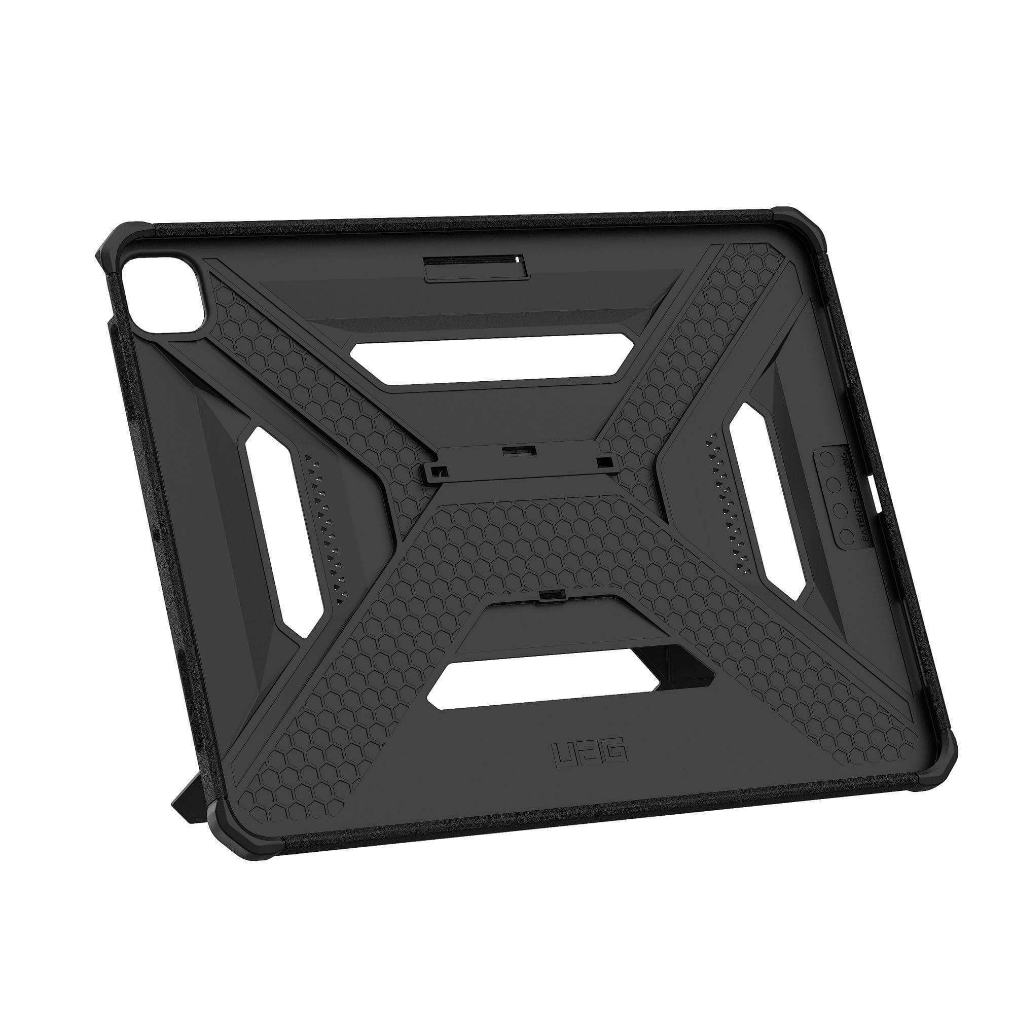 Czarne etui na tablet z geometrycznym wzorem, teksturą plastra miodu i podpórką. Widoczne logo UAG. Izolowane na białym tle.