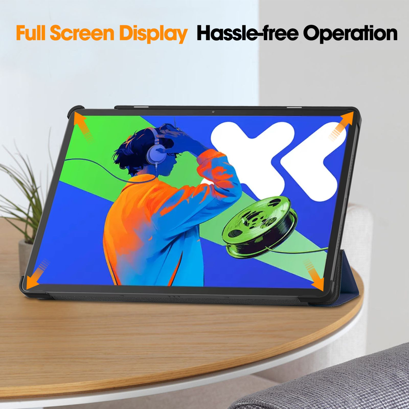 Tablet sul tavolo con schermo che mostra una persona con le cuffie. Frecce arancioni indicano le funzioni principali.
