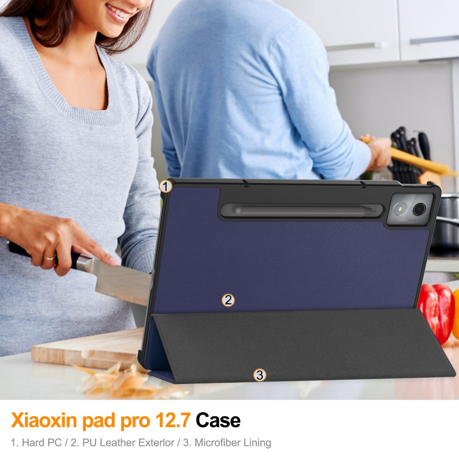 Custodia per tablet con esterno in pelle blu. Una donna tiene un coltello. Un uomo cucina sullo sfondo.