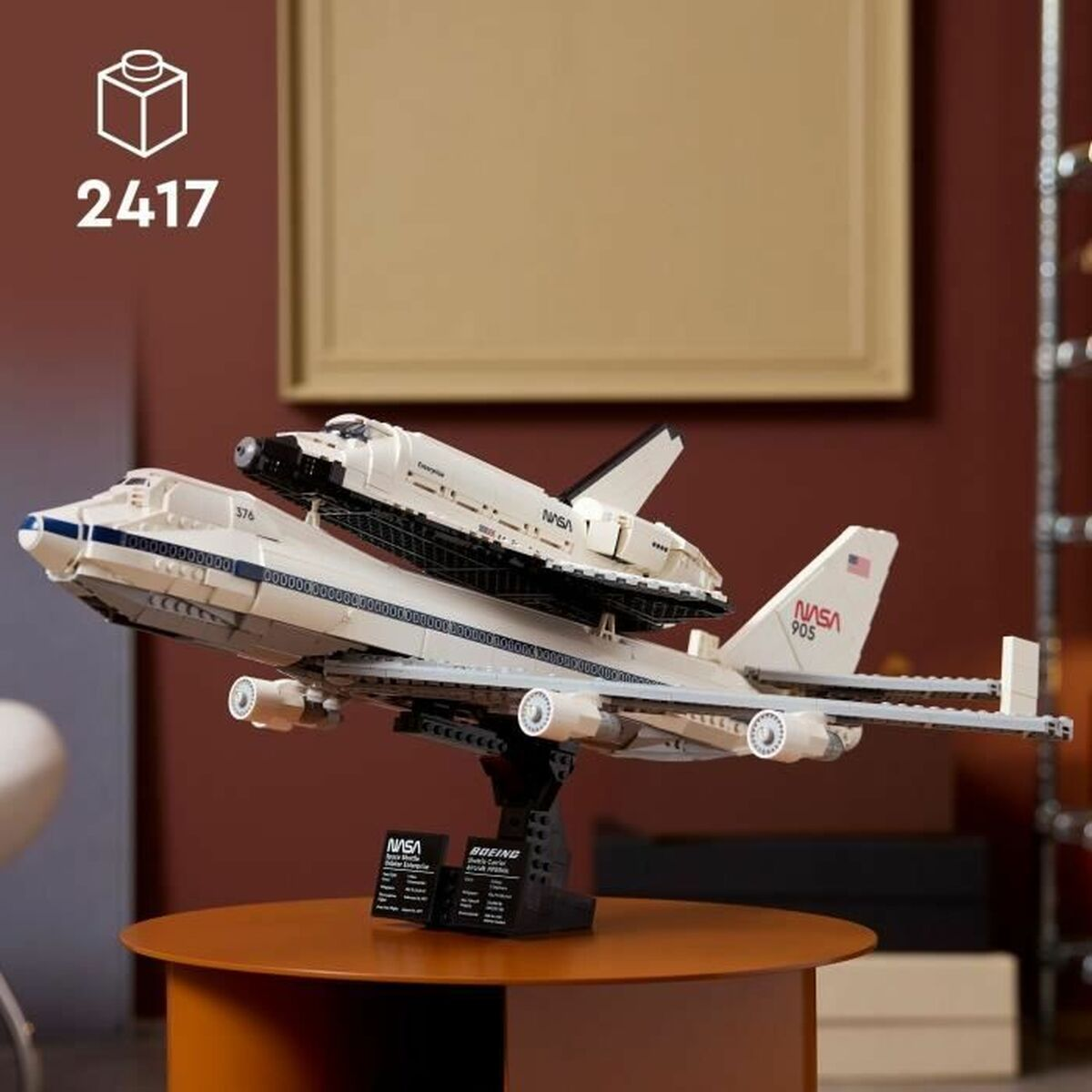 Model LEGO wahadłowca NASA na Boeing 747. Model stoi na brązowym stole, w tle czerwona ściana.