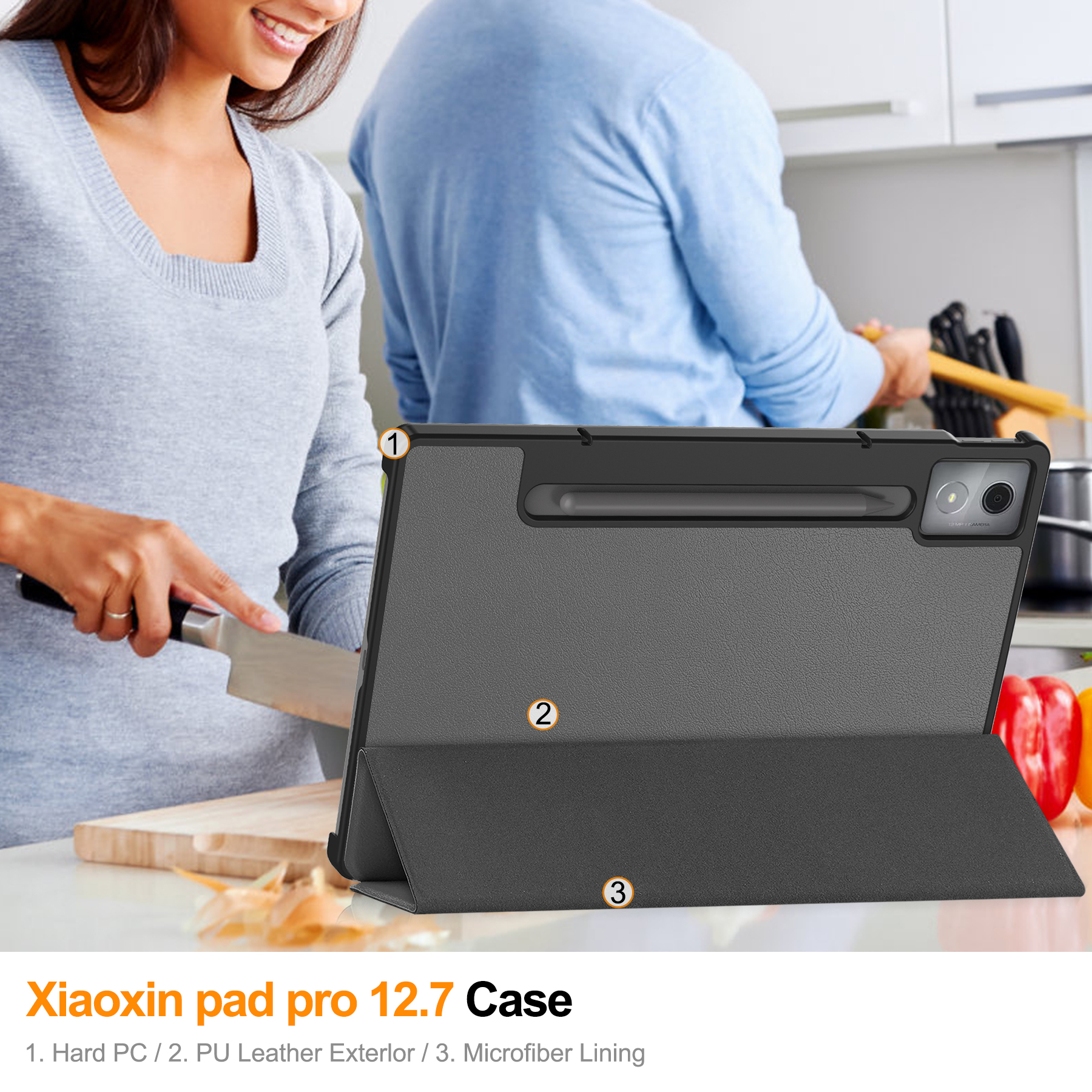 Una custodia per tablet, con una scena di cucina sullo sfondo. Una persona taglia verdure e un'altra cucina.