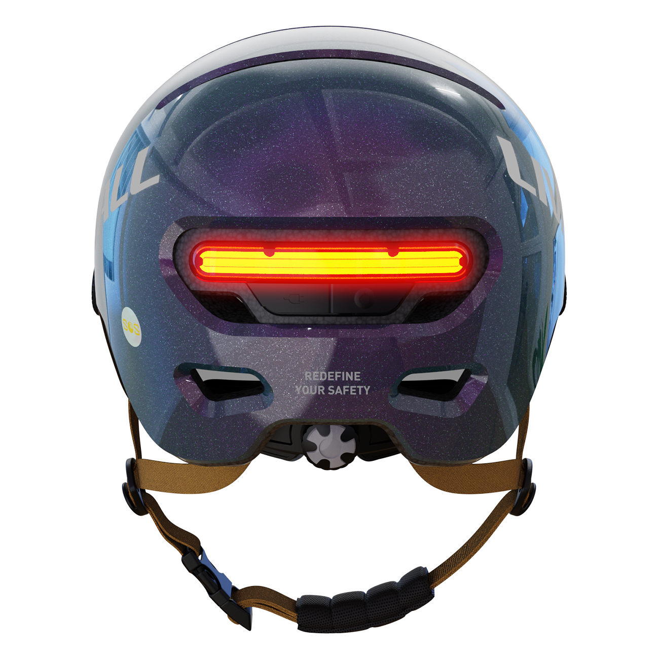 Un casco da bici con una luce rossa sul retro. È blu scuro con effetto glitter. Sono visibili cinturini marroni e fibbia nera.