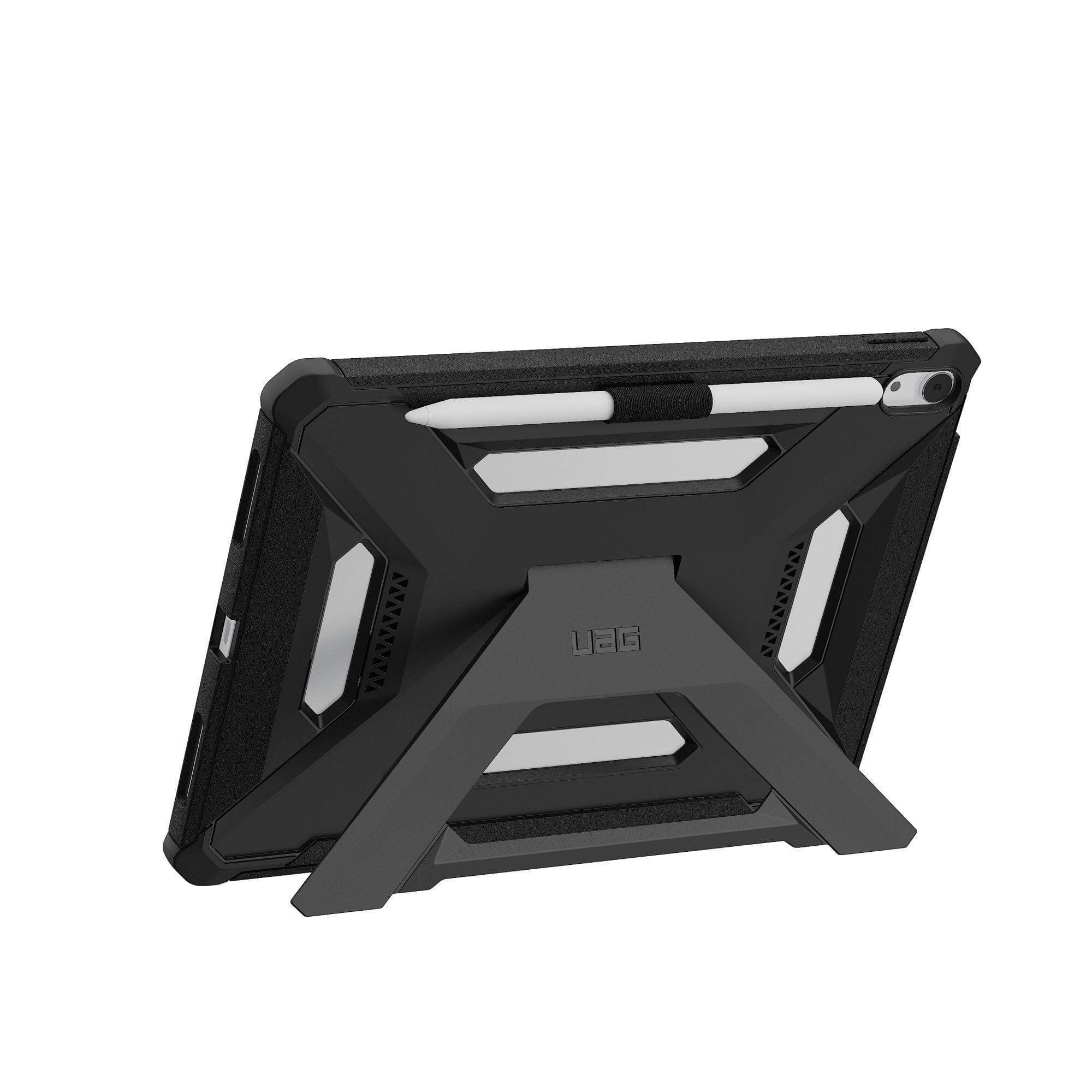 Czarny tablet w ochronnym etui, ze stojakiem. Biały rysik jest przymocowany do etui. Tło jest białe.