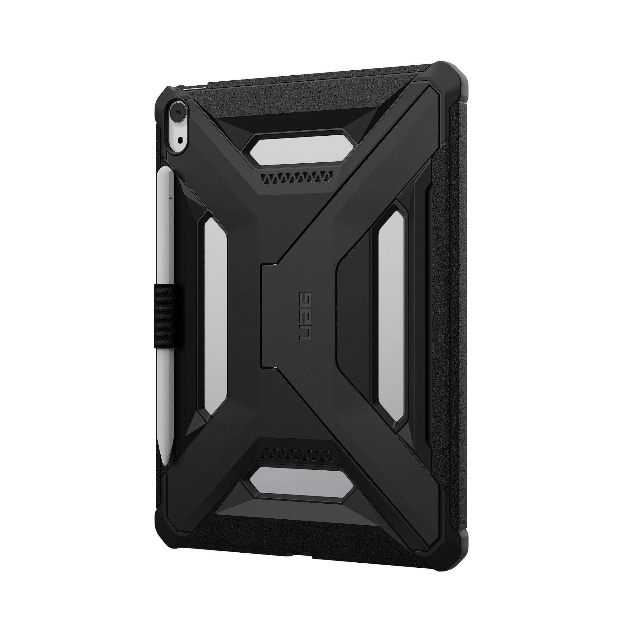 Czarny pokrowiec na tablet z białymi akcentami i piórem. Etui jest wytrzymałe z designem X i logo UAG.