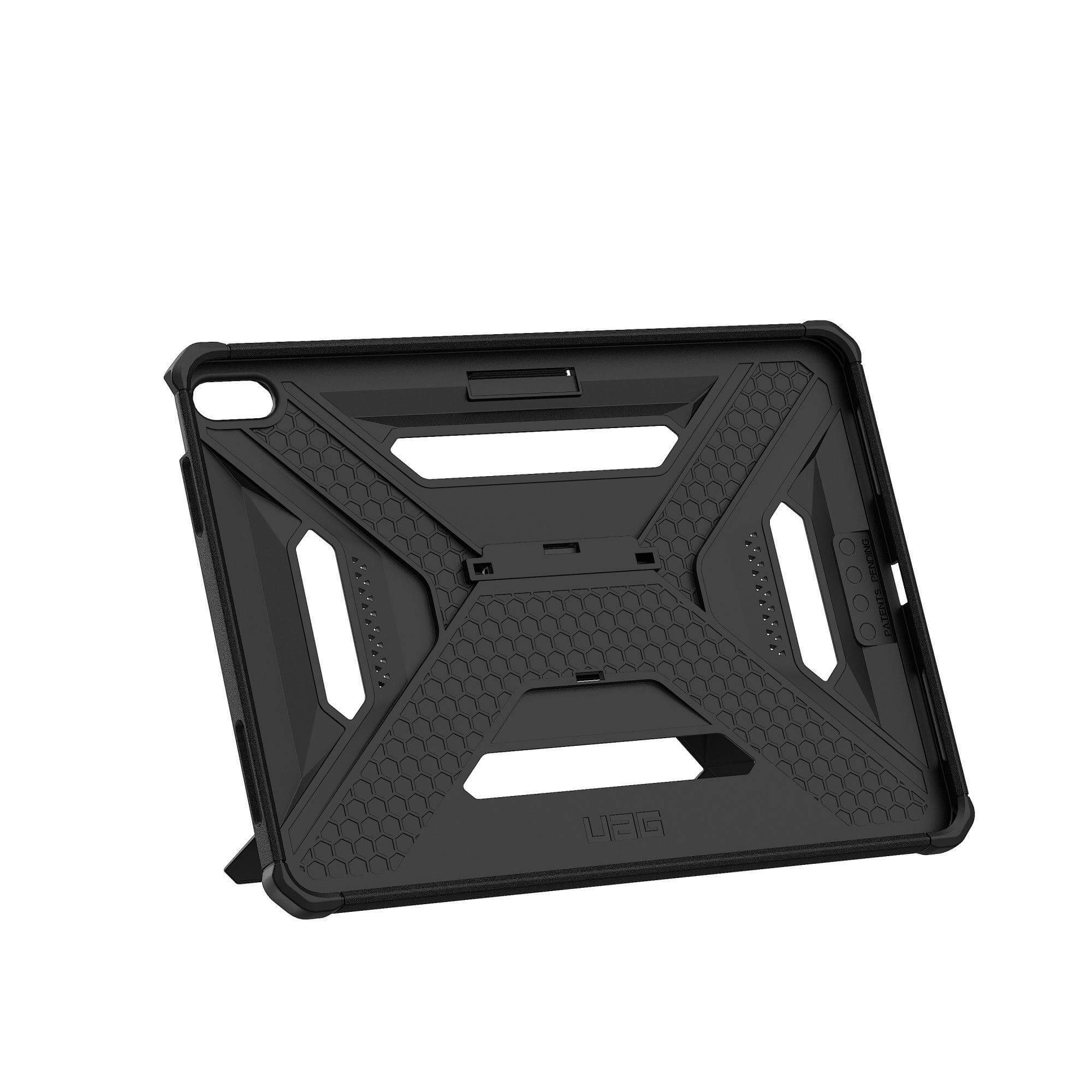 Czarne etui na tablet z wzorem plastra miodu i logo UAG na białym tle.