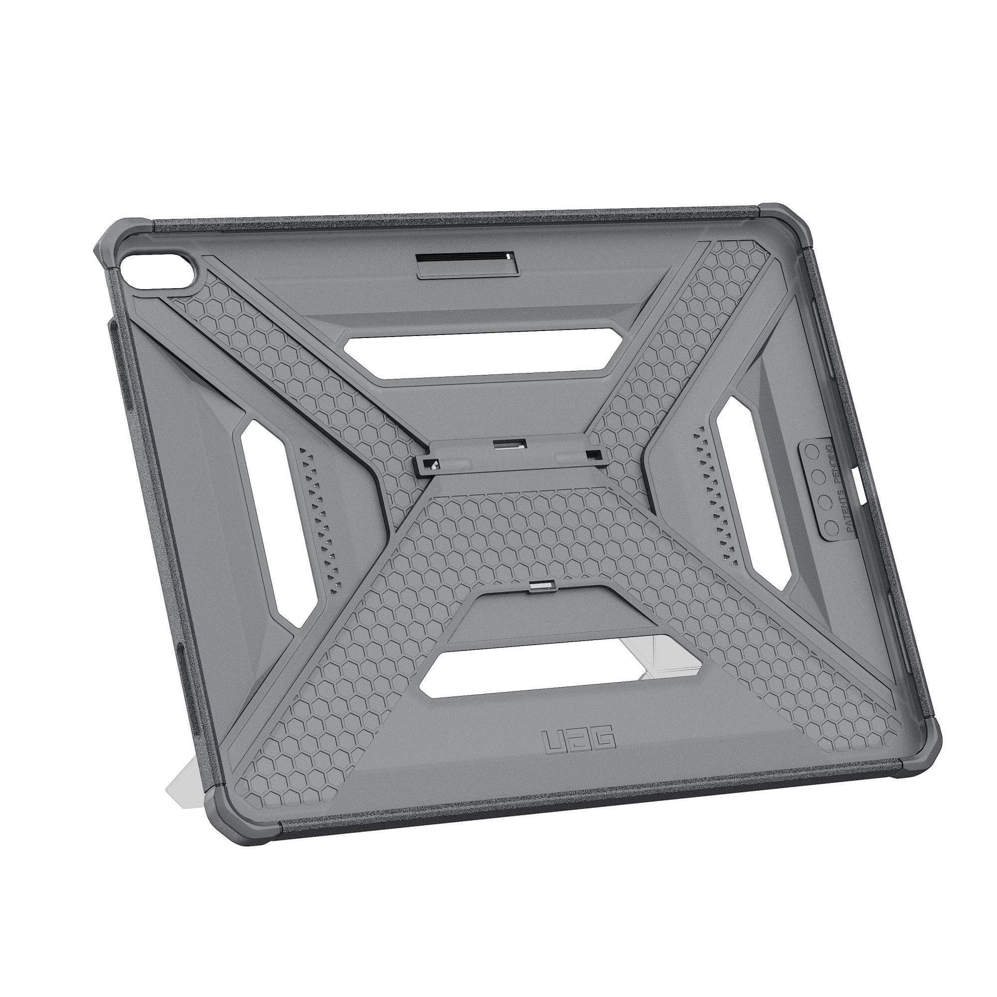 Szare etui na tablet z geometrycznym wzorem, wzorem plastra miodu i logo UAG, wsparte białą podstawką.