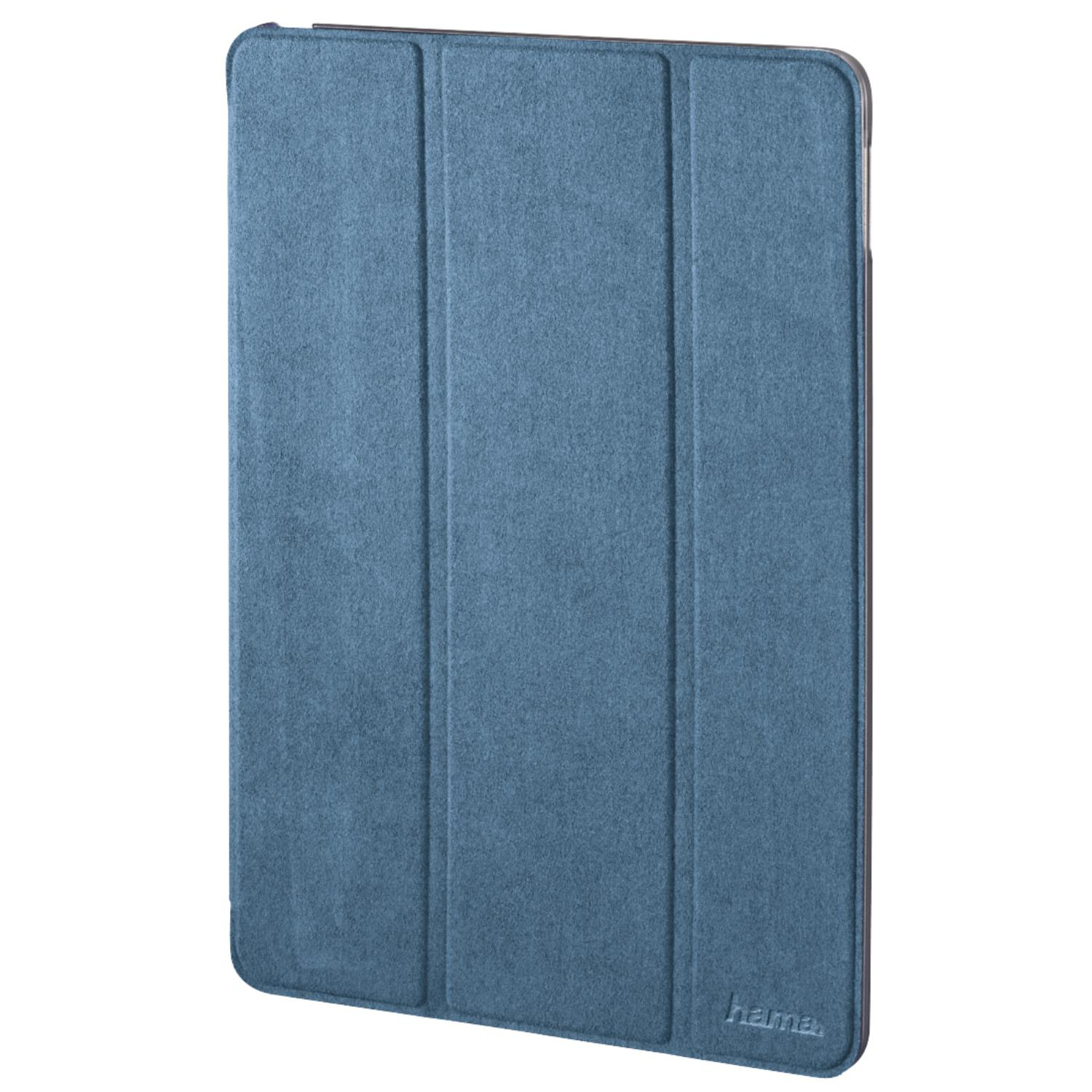 Eine geschlossene, blaue Tablethülle. Die Hülle besteht aus strukturiertem Material mit vertikalem Faltdesign. Der Markenname 'hama' ist sichtbar.