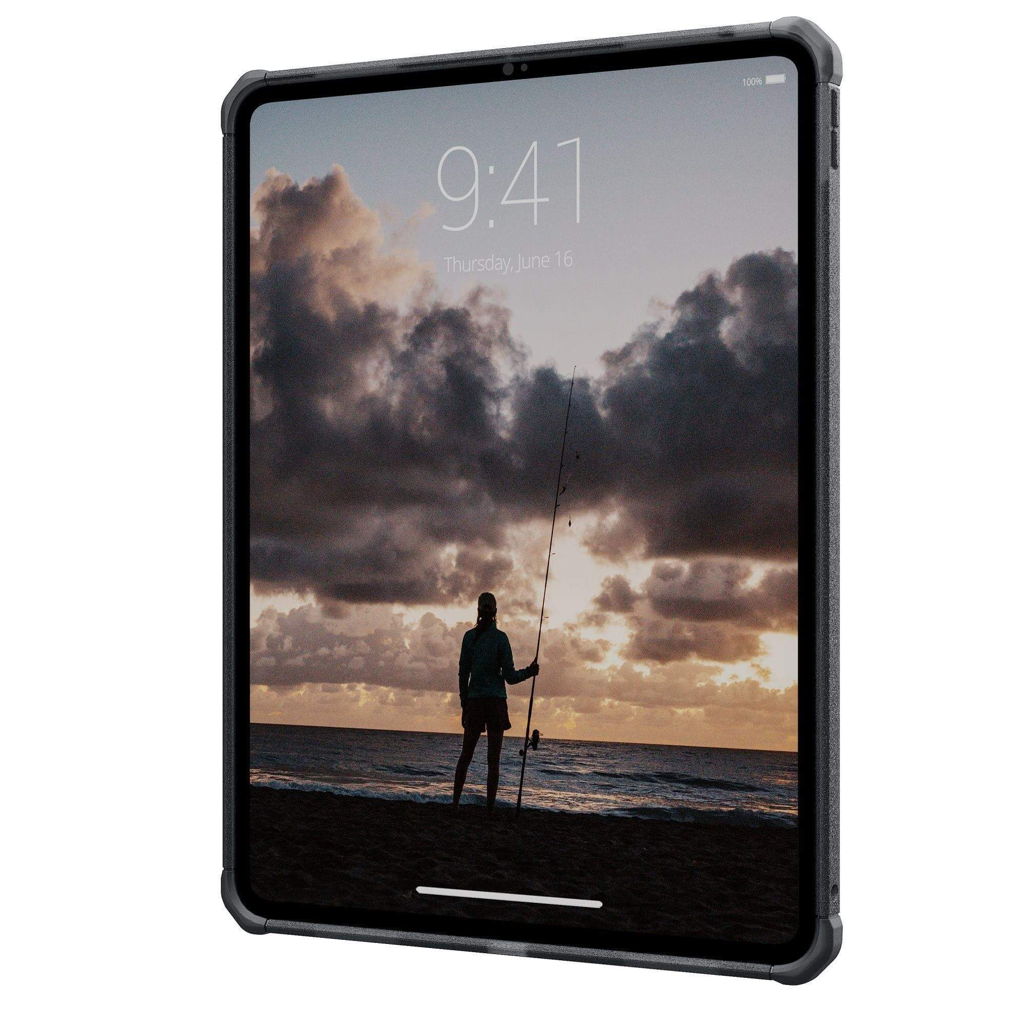 Tablet wyświetlający scenę plażową o 9:41. Osoba z wędką na brzegu. Ciemna ramka.